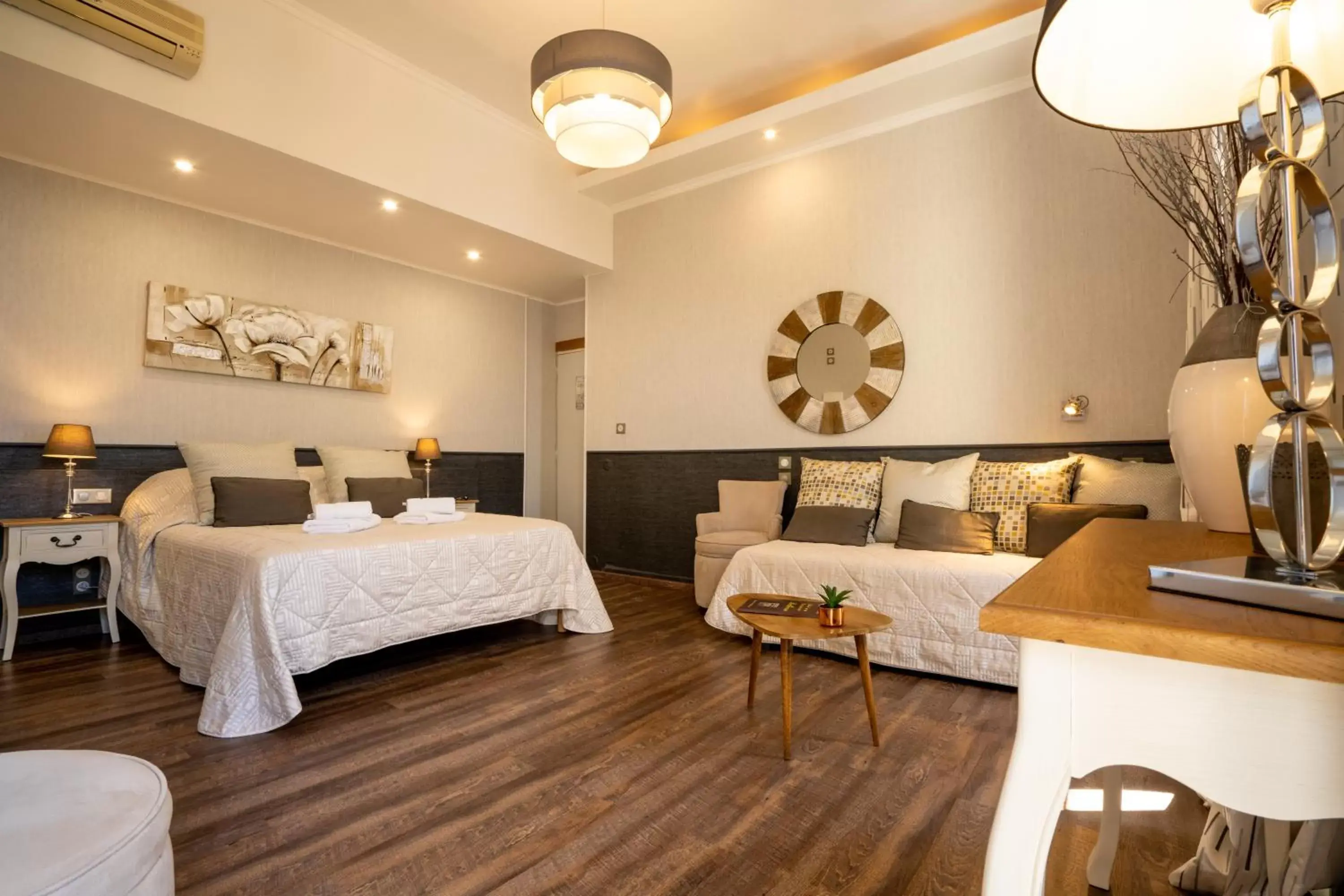 Photo of the whole room, Bed in Hotel Restaurant Bellevue Photo of the whole room, Bed in Hotel Restaurant Bellevue