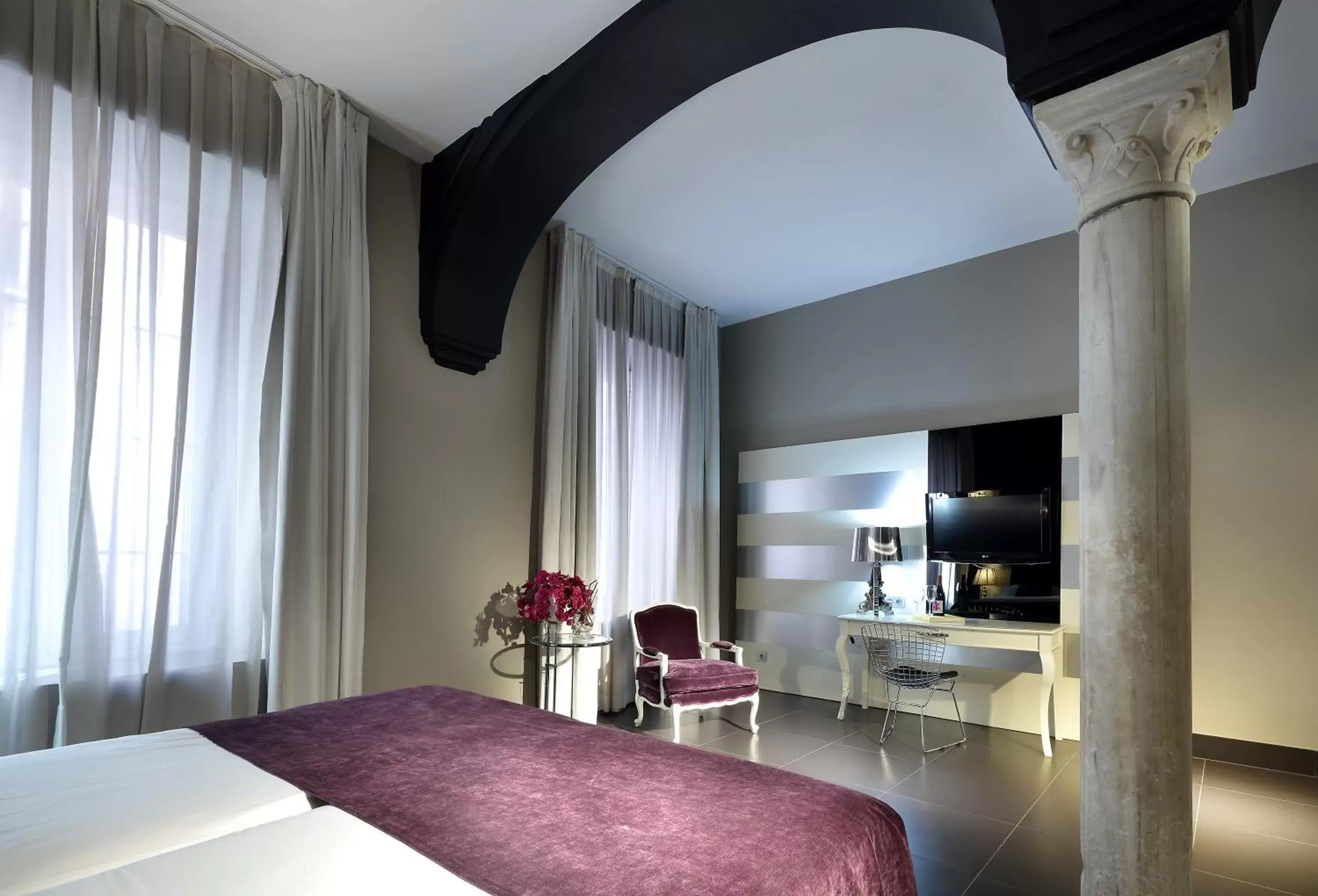 Bed, TV/Entertainment Center in Eurostars Sevilla Boutique