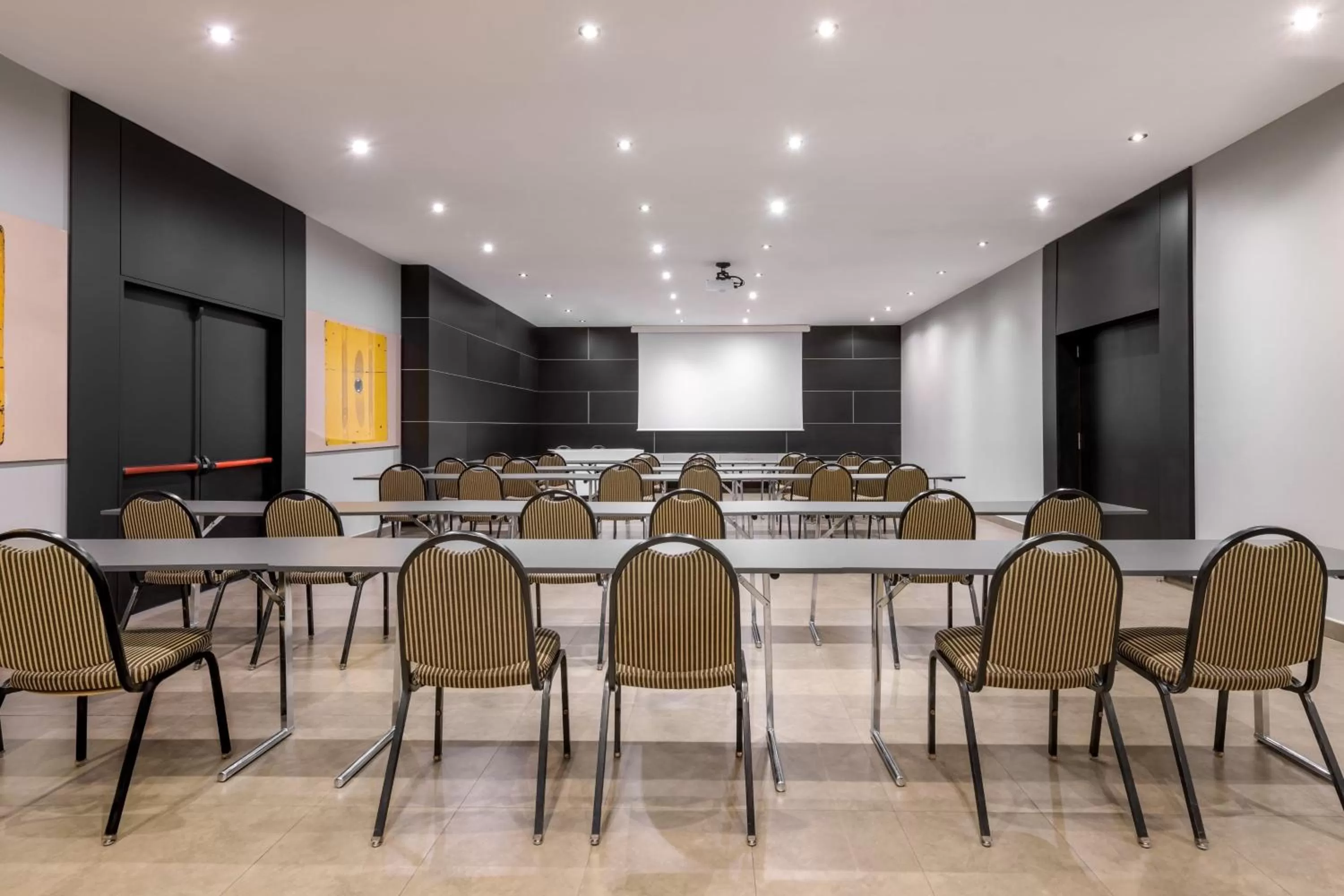 Meeting/conference room in AC Hotel by Marriott Madrid Airport