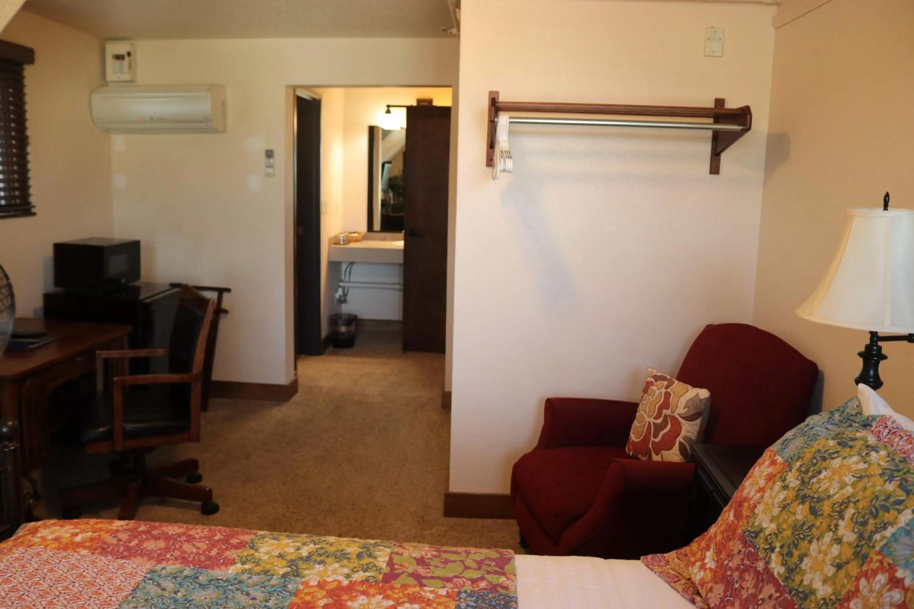 Bed in Iowa House Historic Inn