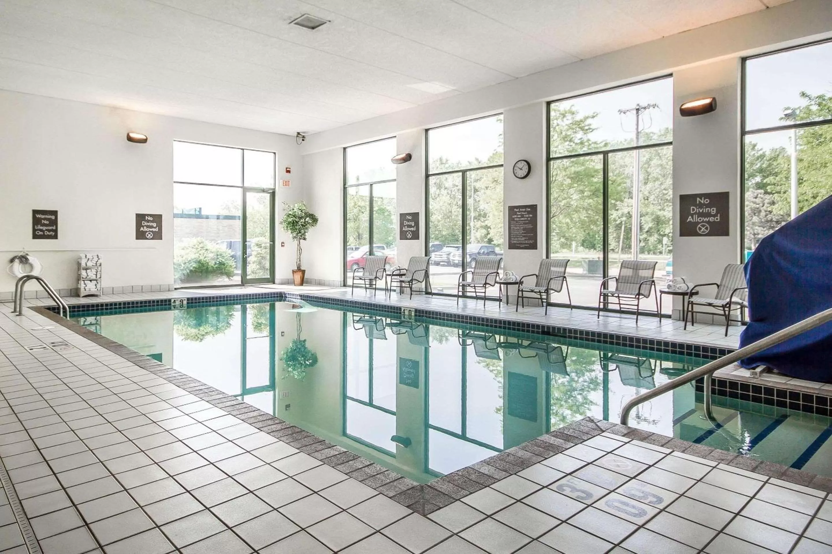 On site, Swimming Pool in Hotel Monona