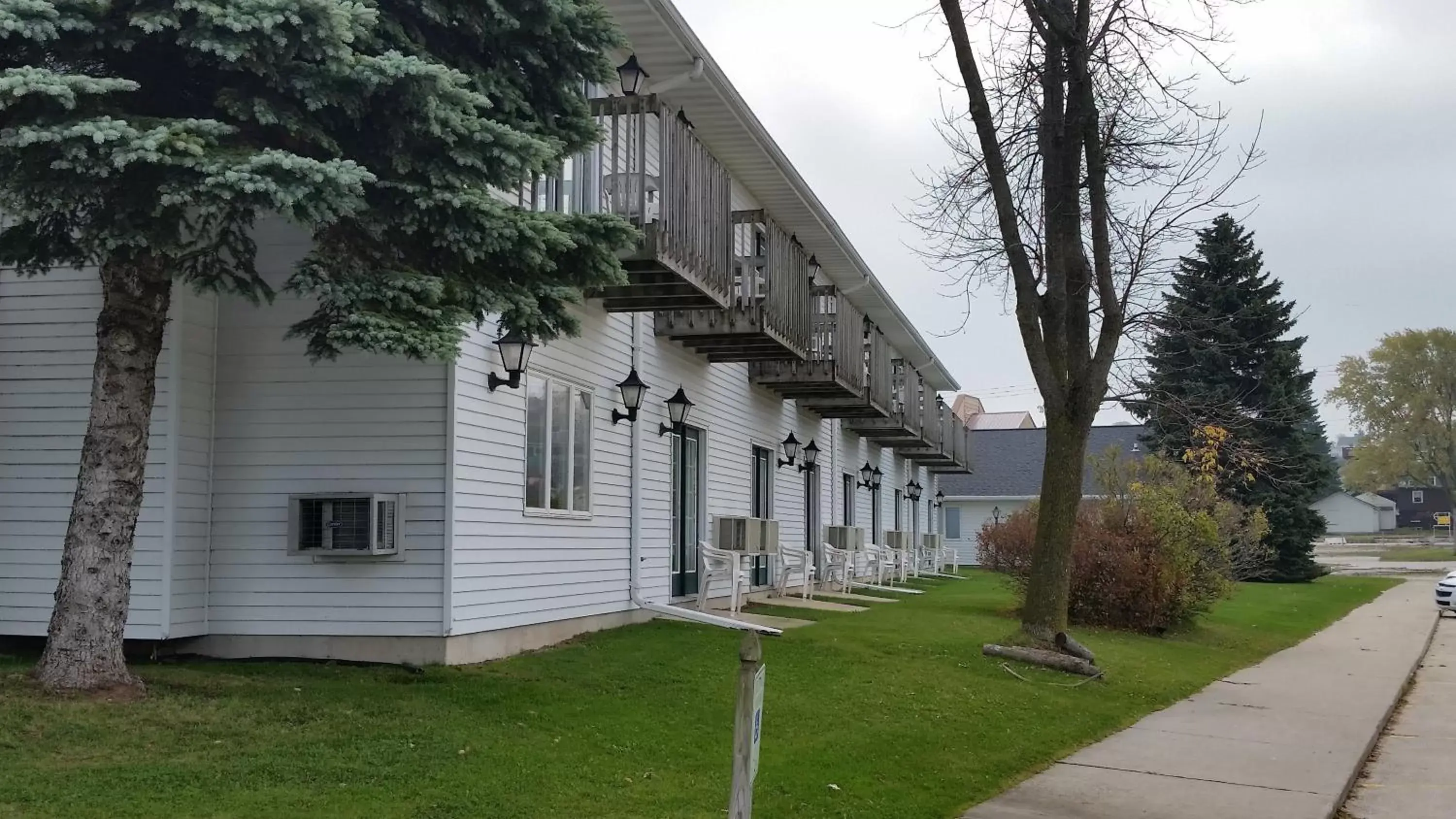 Facade/entrance, Property Building in Harbor Lights Lodge