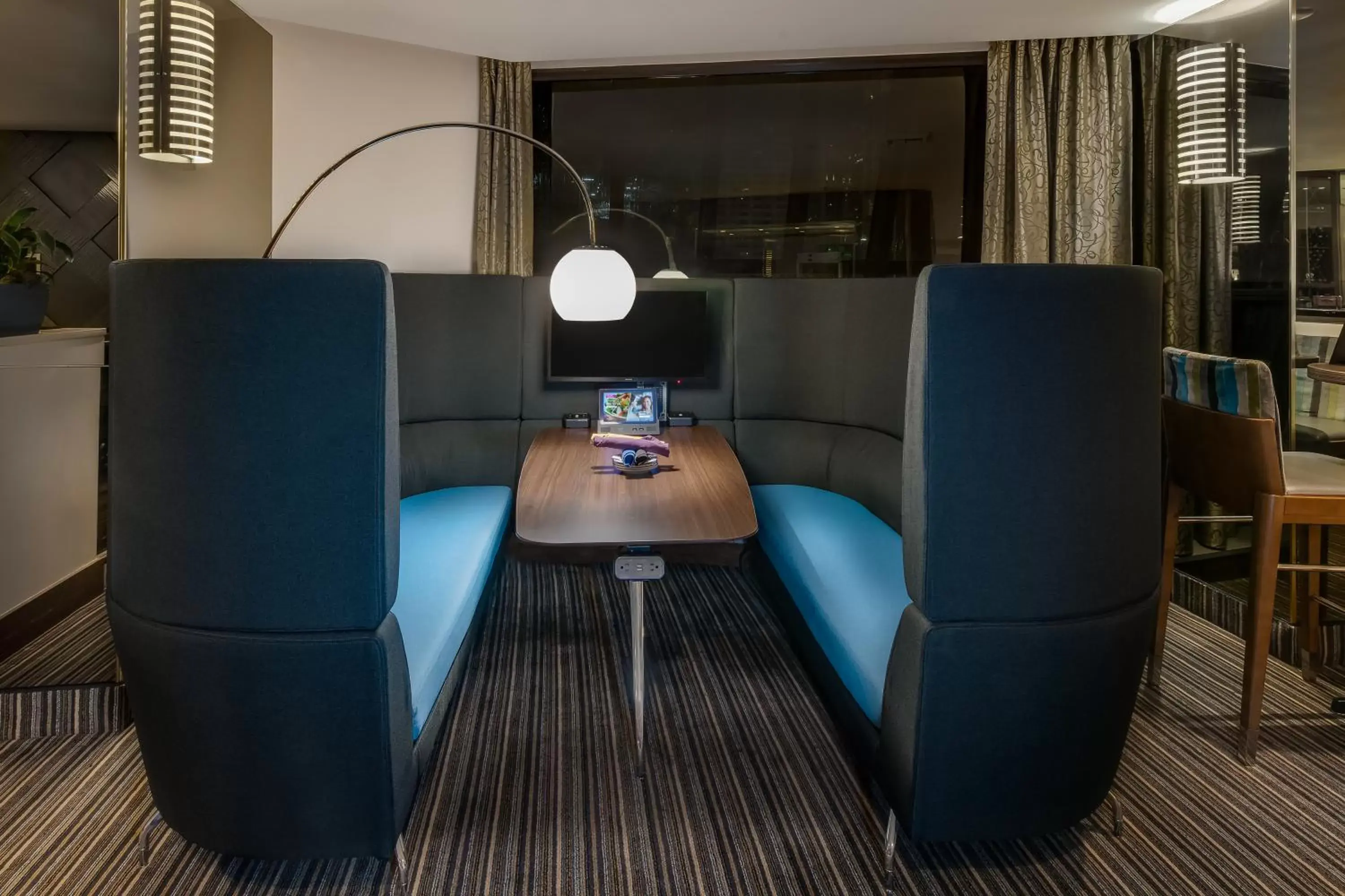 Lounge or bar in Crowne Plaza Seattle, an IHG Hotel with no Resort Fee