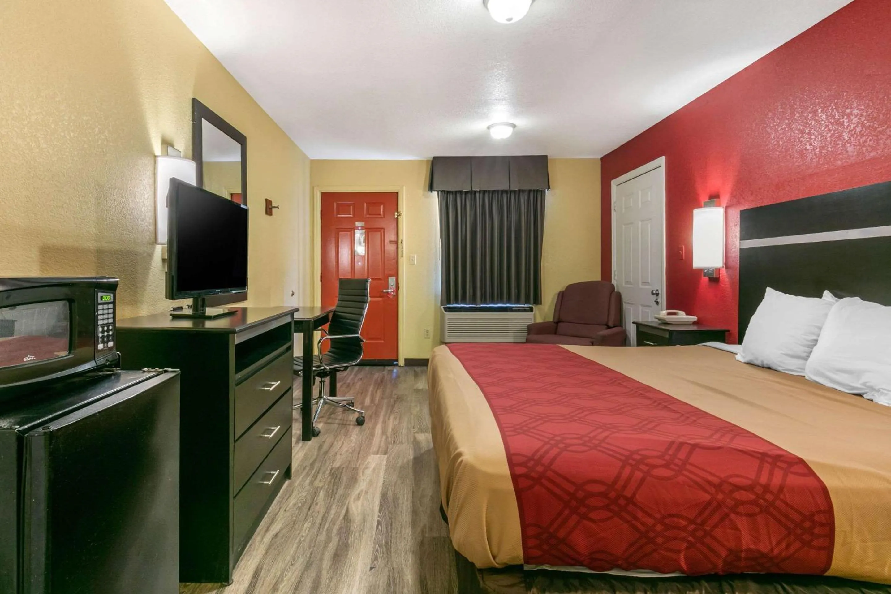 Photo of the whole room, Bed in Econo Lodge Jonesboro