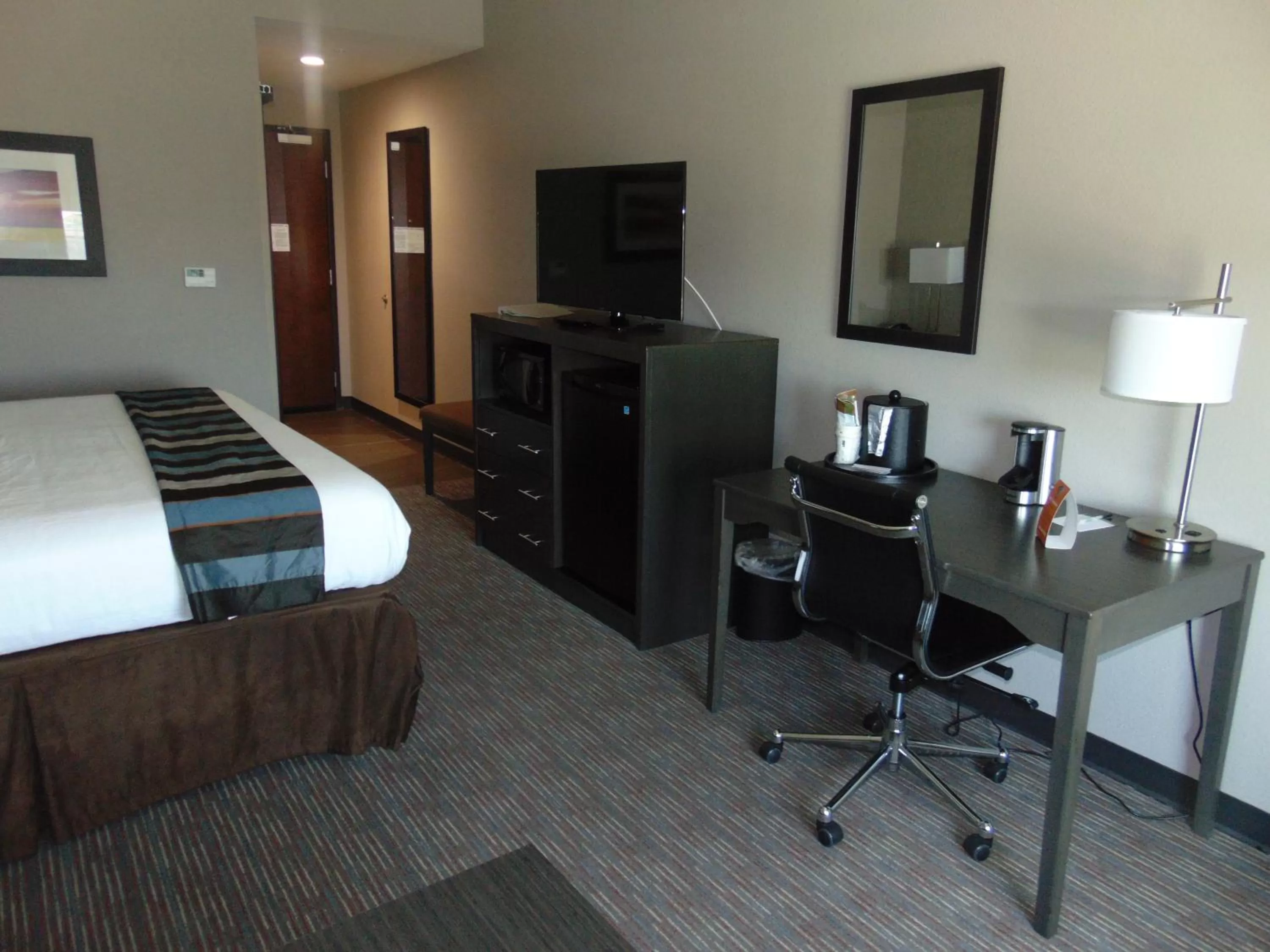 Seating area, Bed in Wingate by Wyndham Lubbock