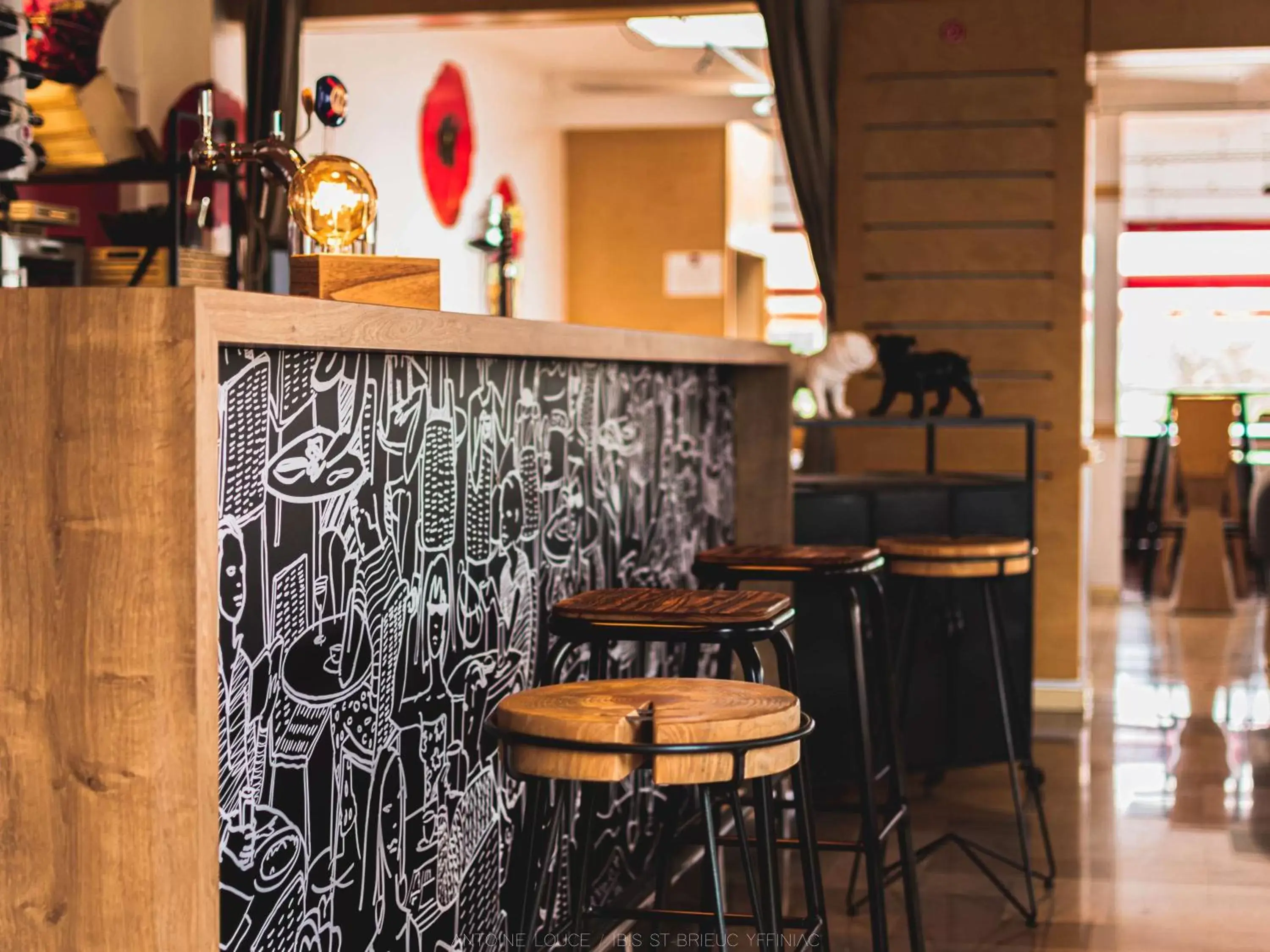Lounge or bar, Lounge/Bar in ibis Saint Brieuc Yffiniac