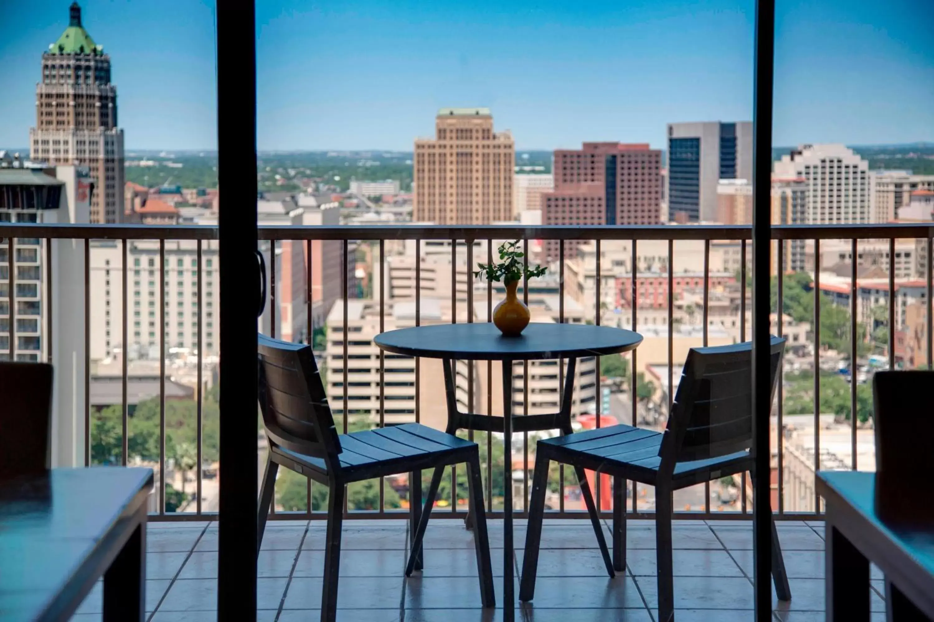 Lounge or bar, Balcony/Terrace in San Antonio Marriott Riverwalk