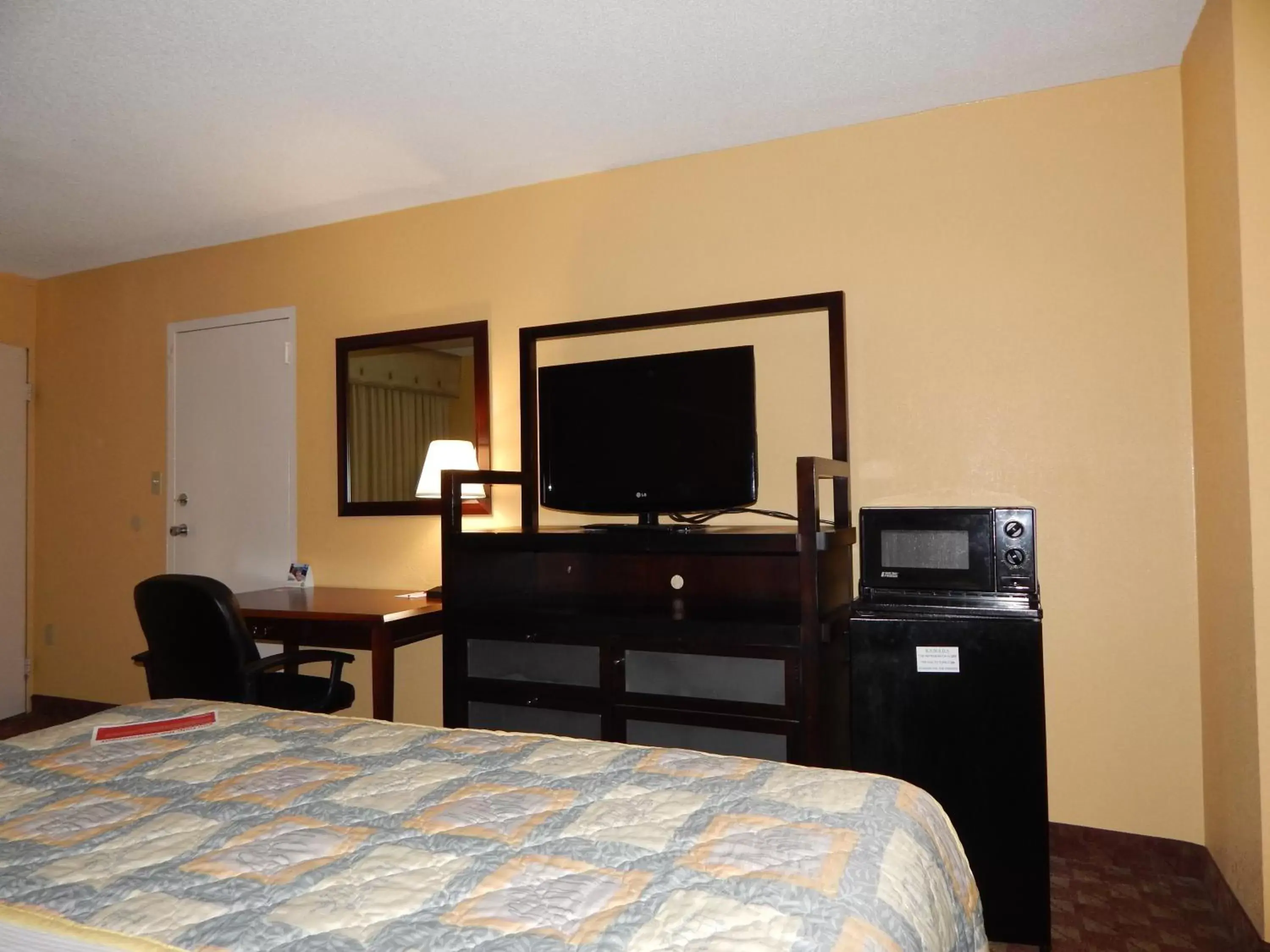 TV and multimedia, TV/Entertainment Center in Ramada by Wyndham Altamonte Springs Near I-4