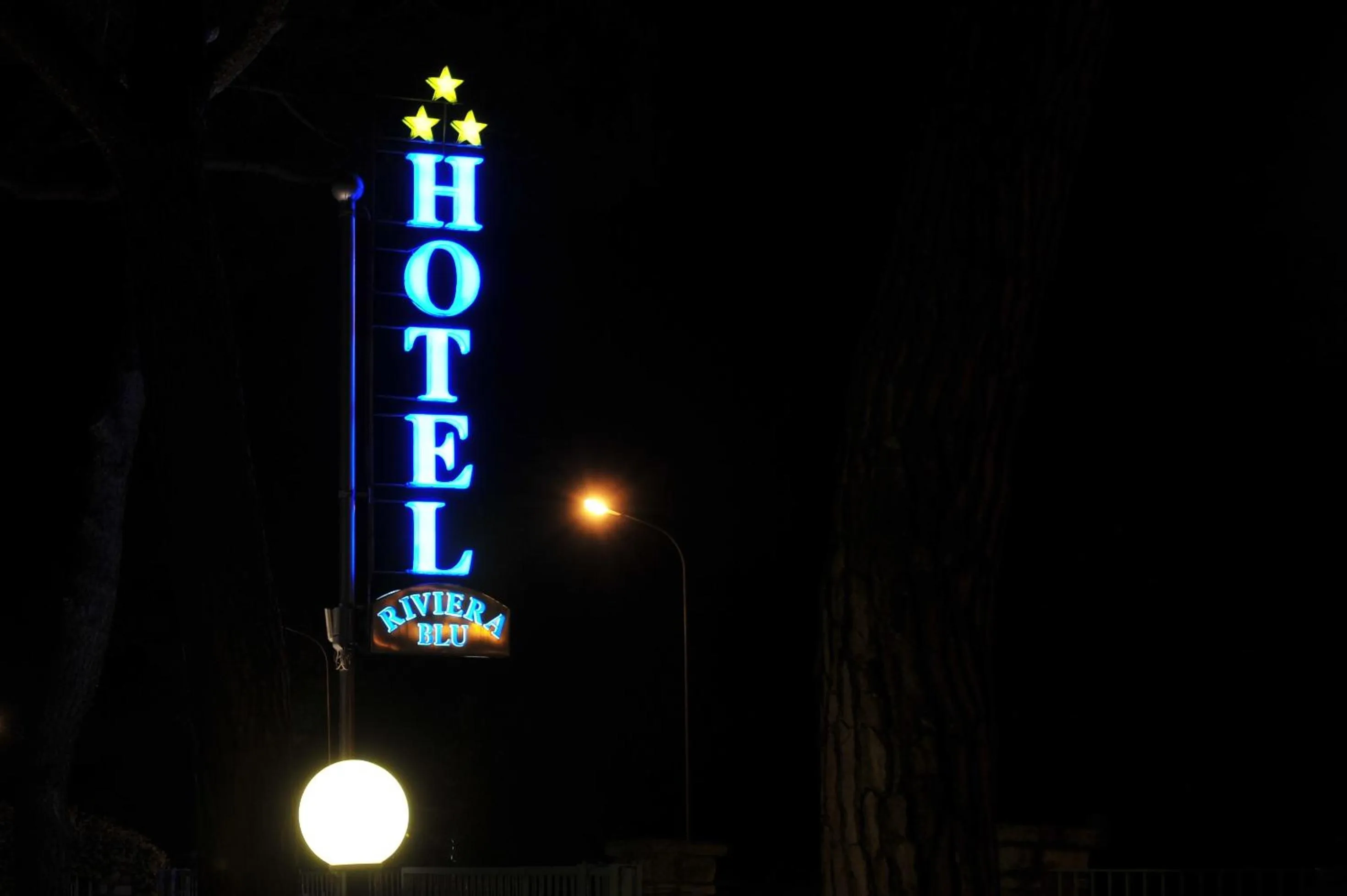 Night in Hotel Riviera Blu