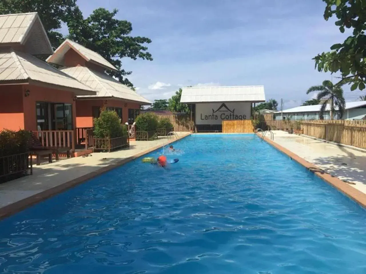 Swimming Pool in Lanta Cottage