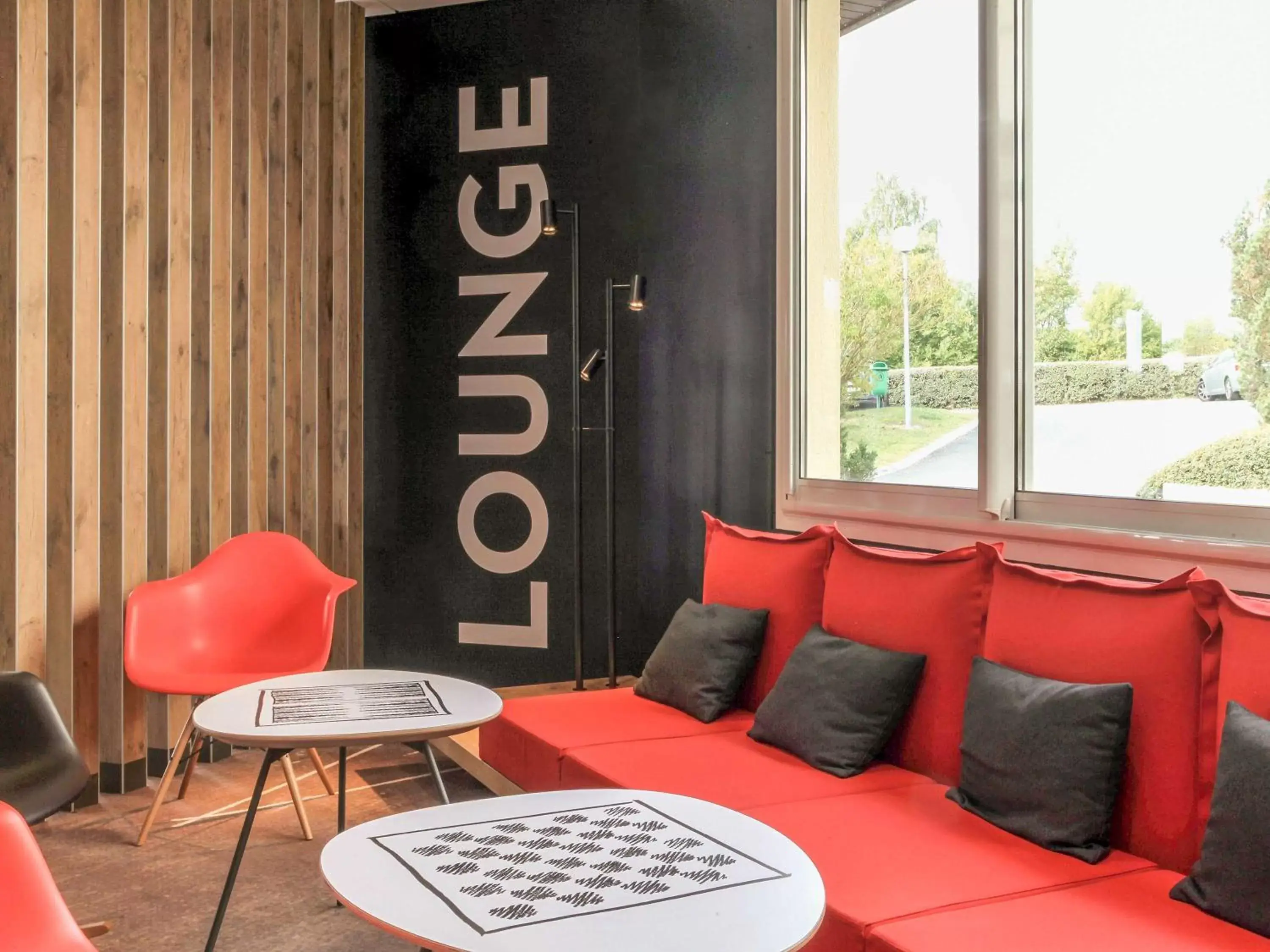 Lounge or bar in ibis Chalons en Champagne
