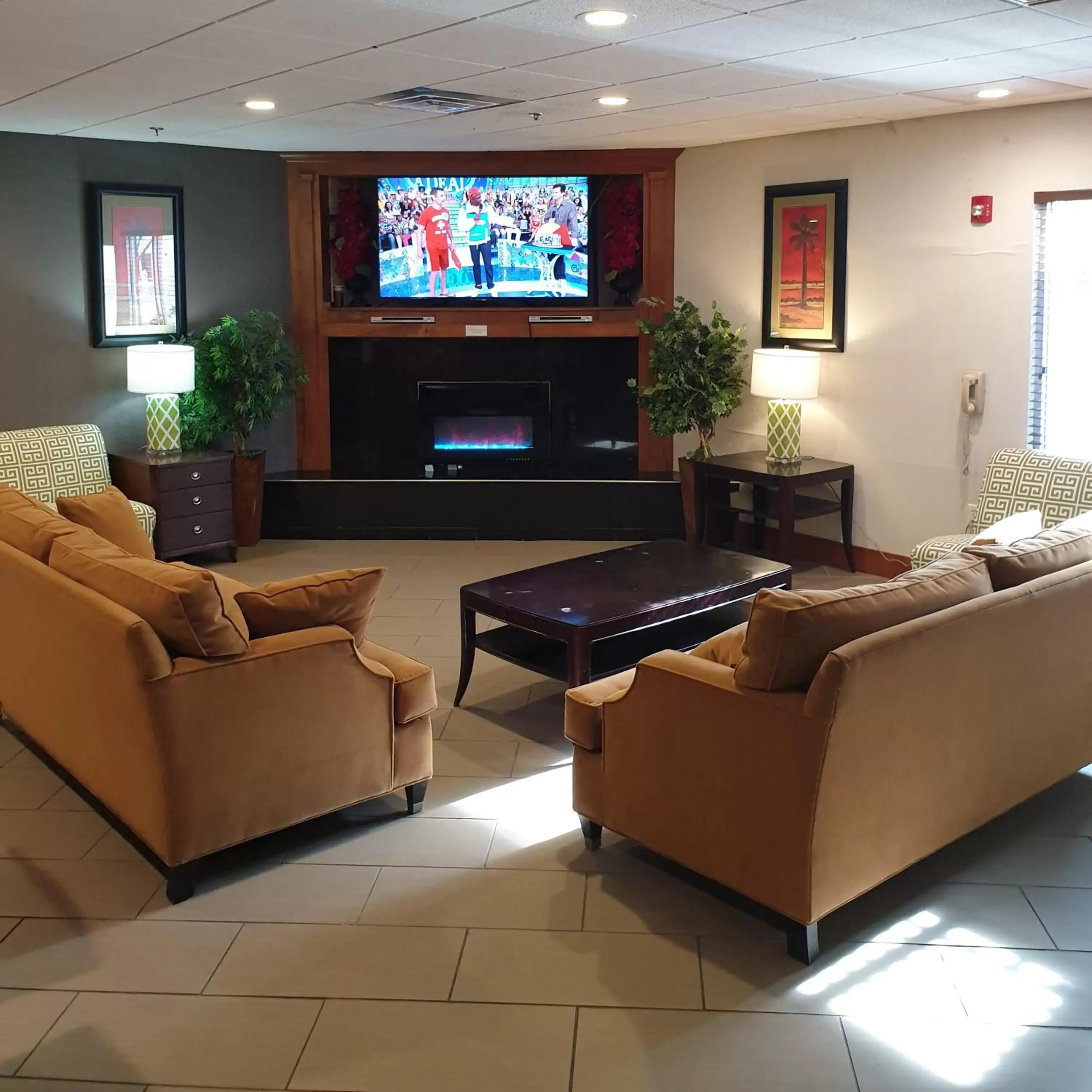 Communal lounge/ TV room, Seating Area in Hawthorn Suites by Wyndham - Kingsland, I-95 & Kings Bay Naval Base Area