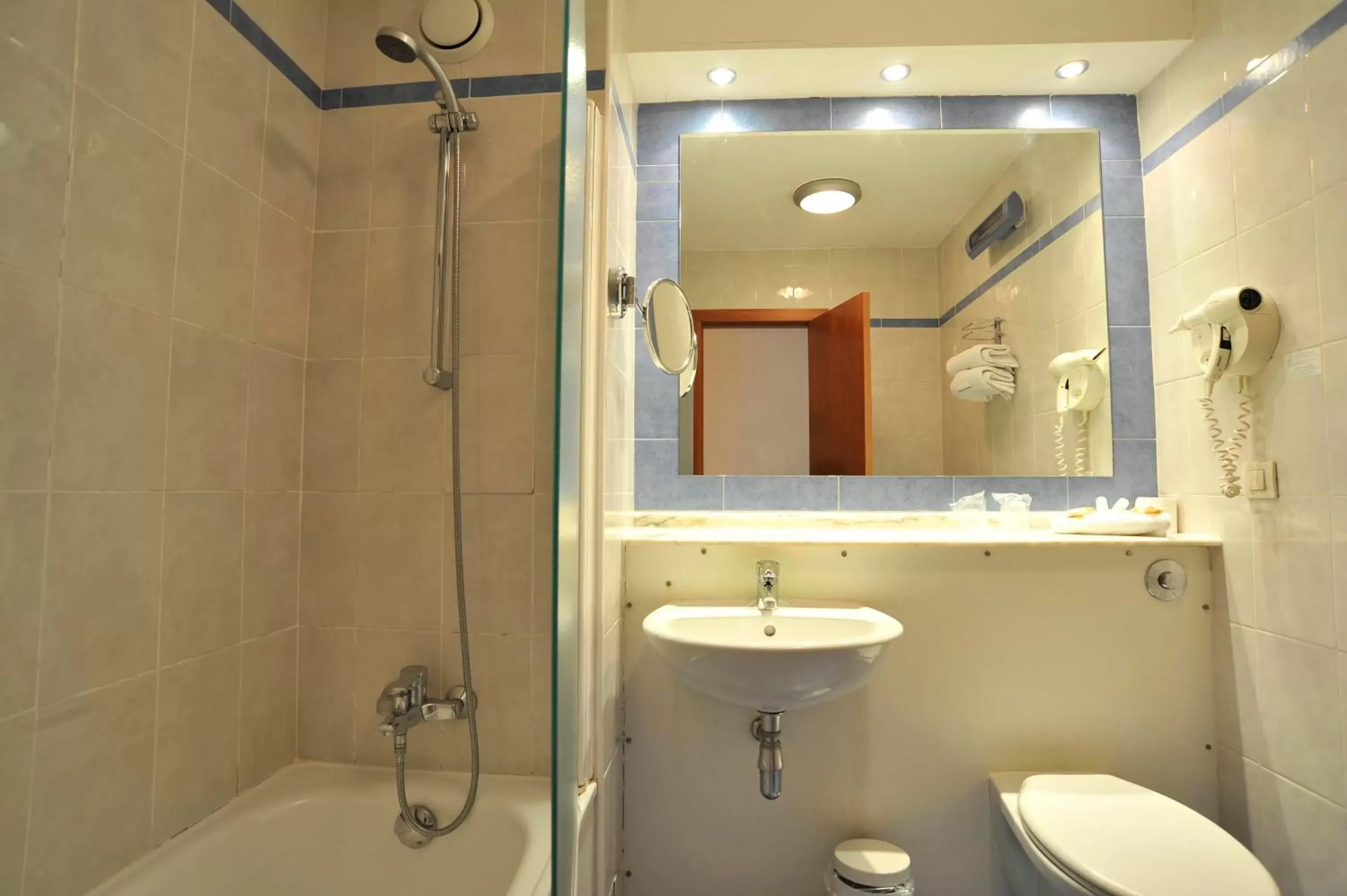 Bathroom in Campanile Hotel Murcia