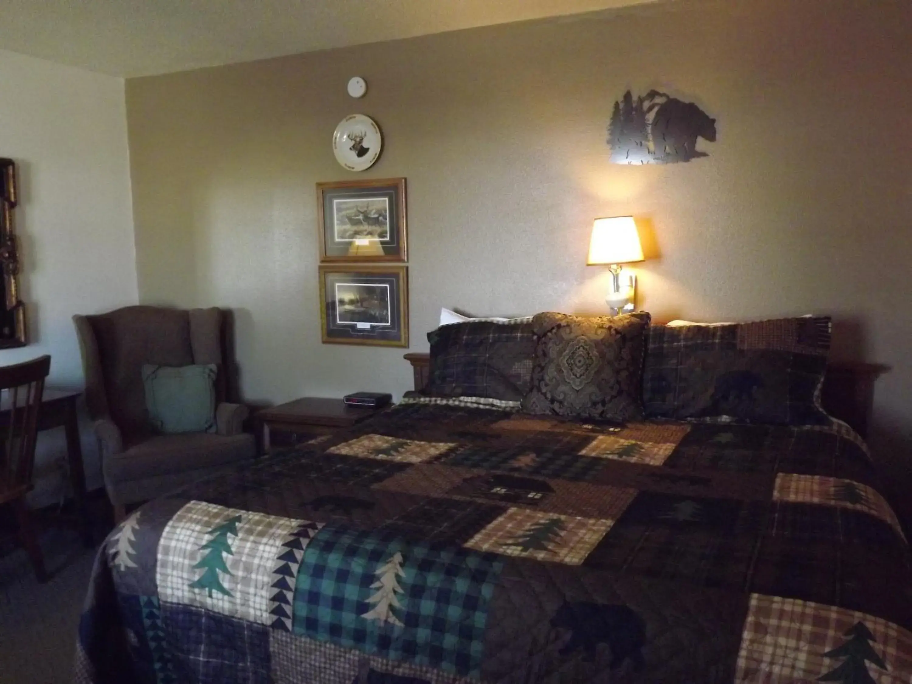 Seating area, Bed in Crest Country Inn