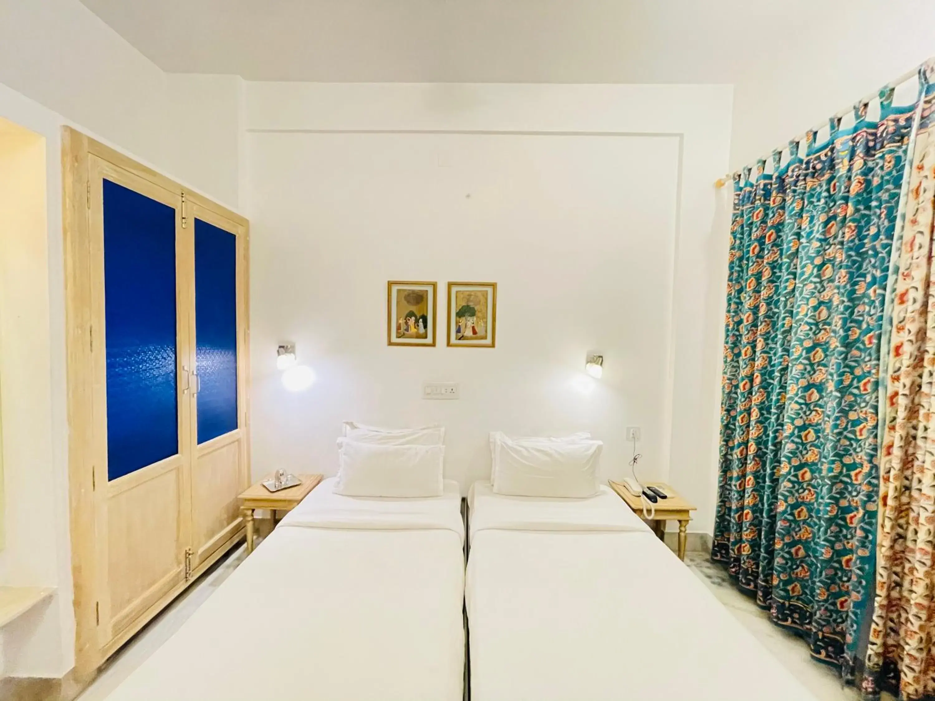 Photo of the whole room, Bed in Jaiwana Haveli Photo of the whole room, Bed in Jaiwana Haveli