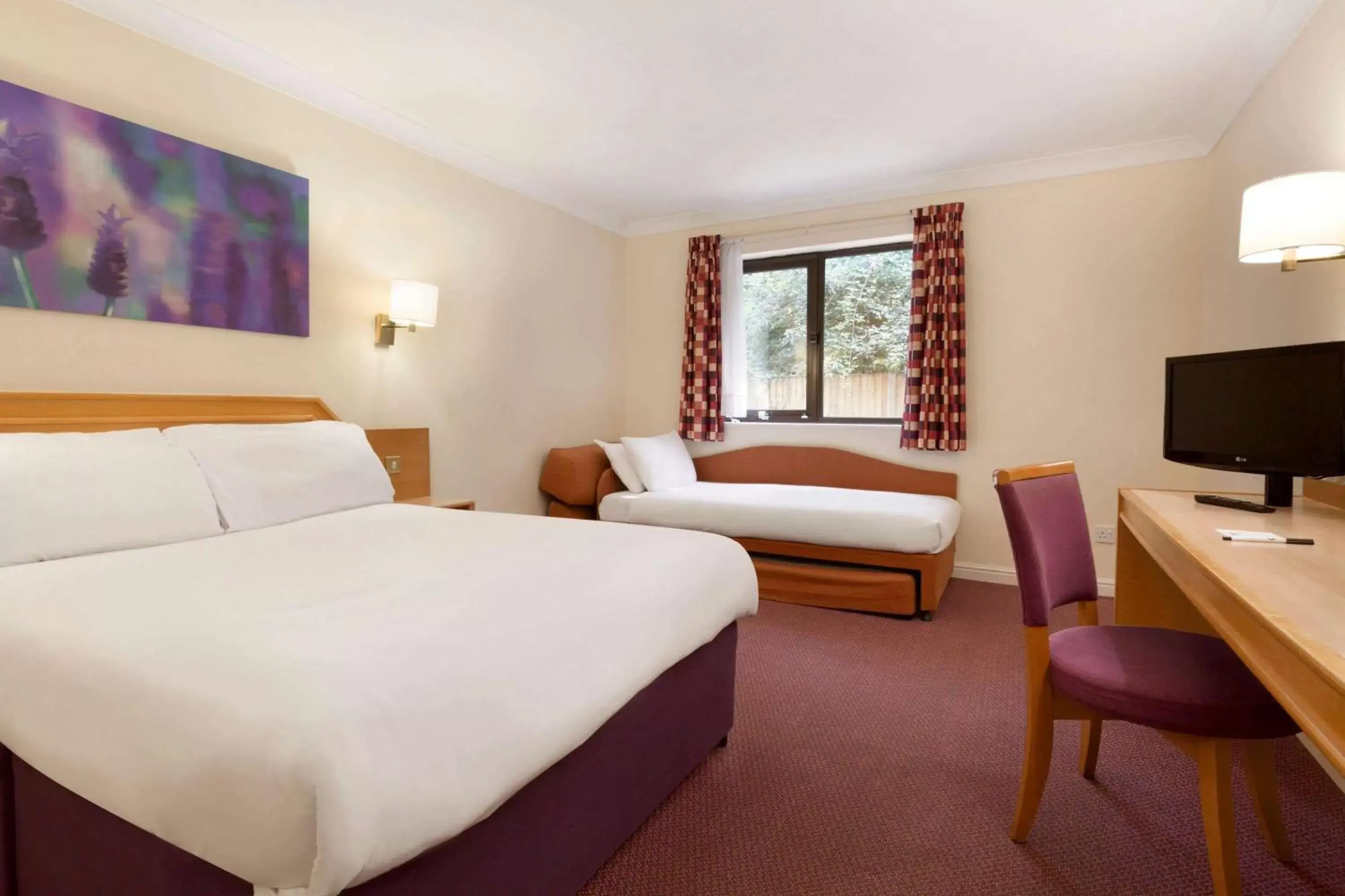 Photo of the whole room in Days Inn Southampton Rownhams