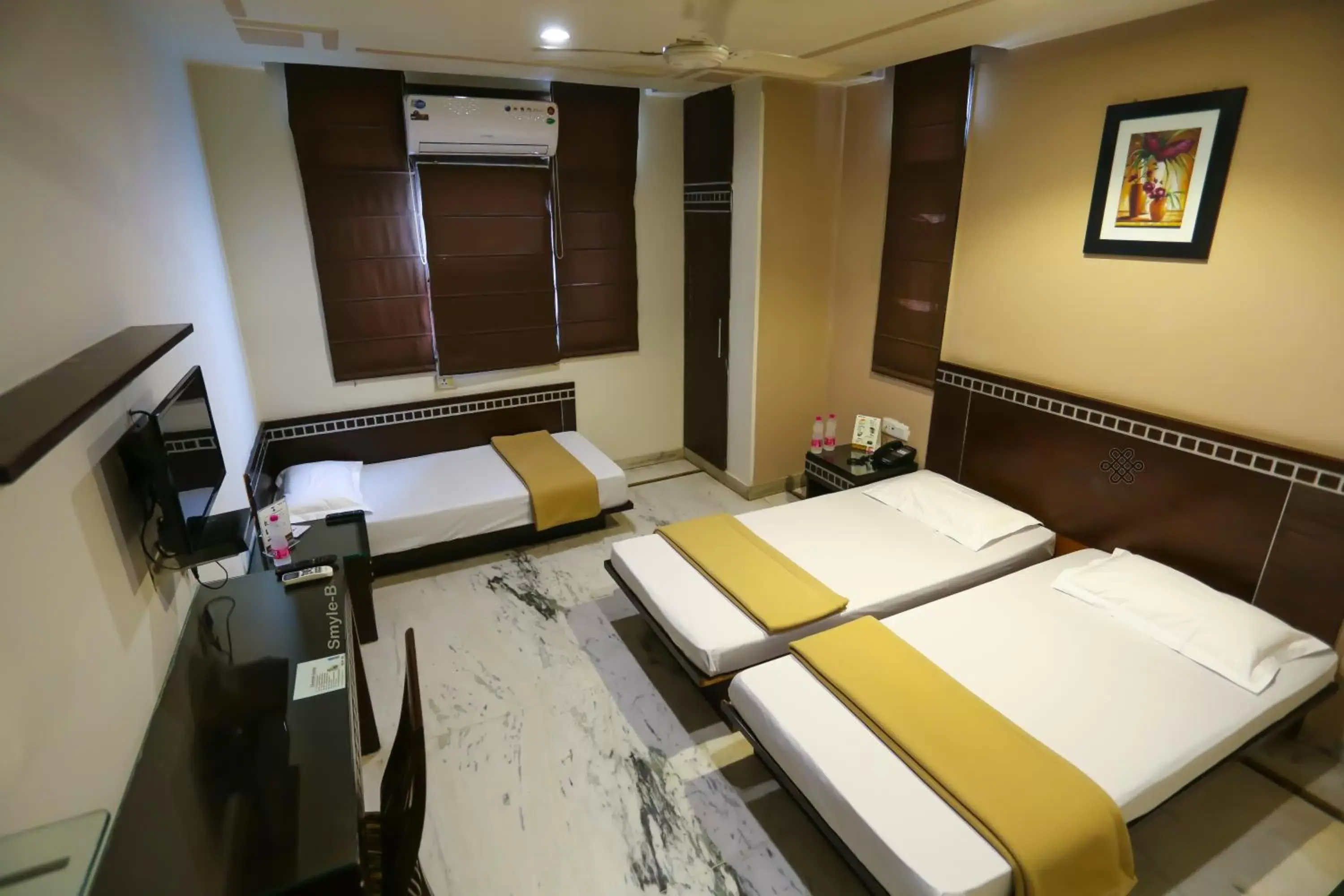 Bed in Smyle Inn - Best Value Hotel near New Delhi Station