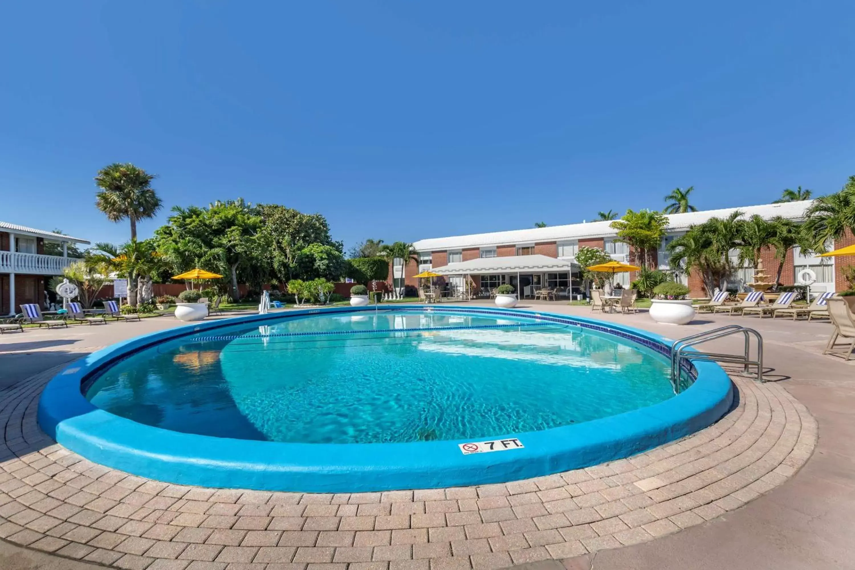 Pool view, Swimming Pool in Best Western Palm Beach Lakes