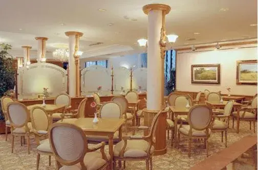 Communal lounge/ TV room, Restaurant/Places to Eat in Hotel Riu Fluvi