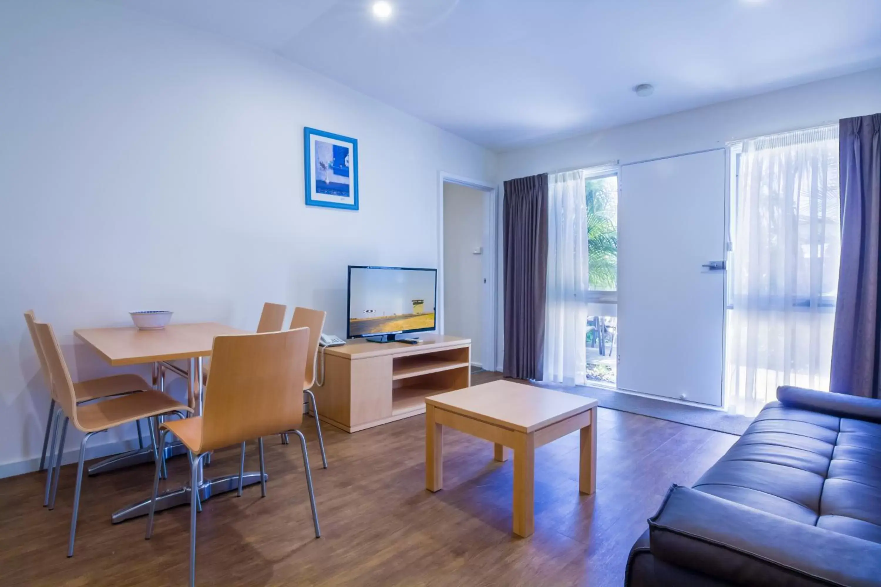 Photo of the whole room, Seating Area in Seahorse Motel Cowes