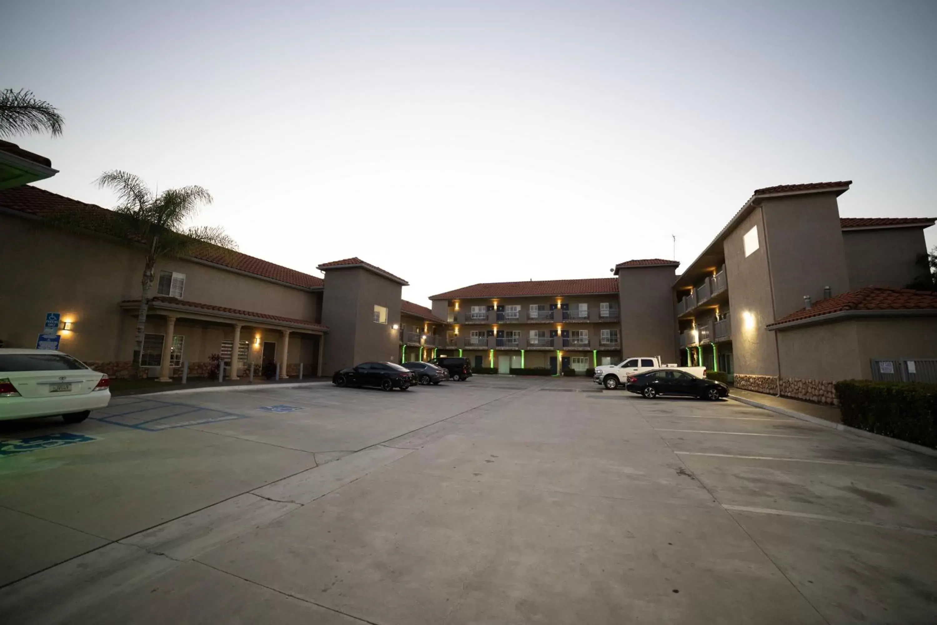 Parking, Property Building in Mid City Inn & Suites Pico Rivera