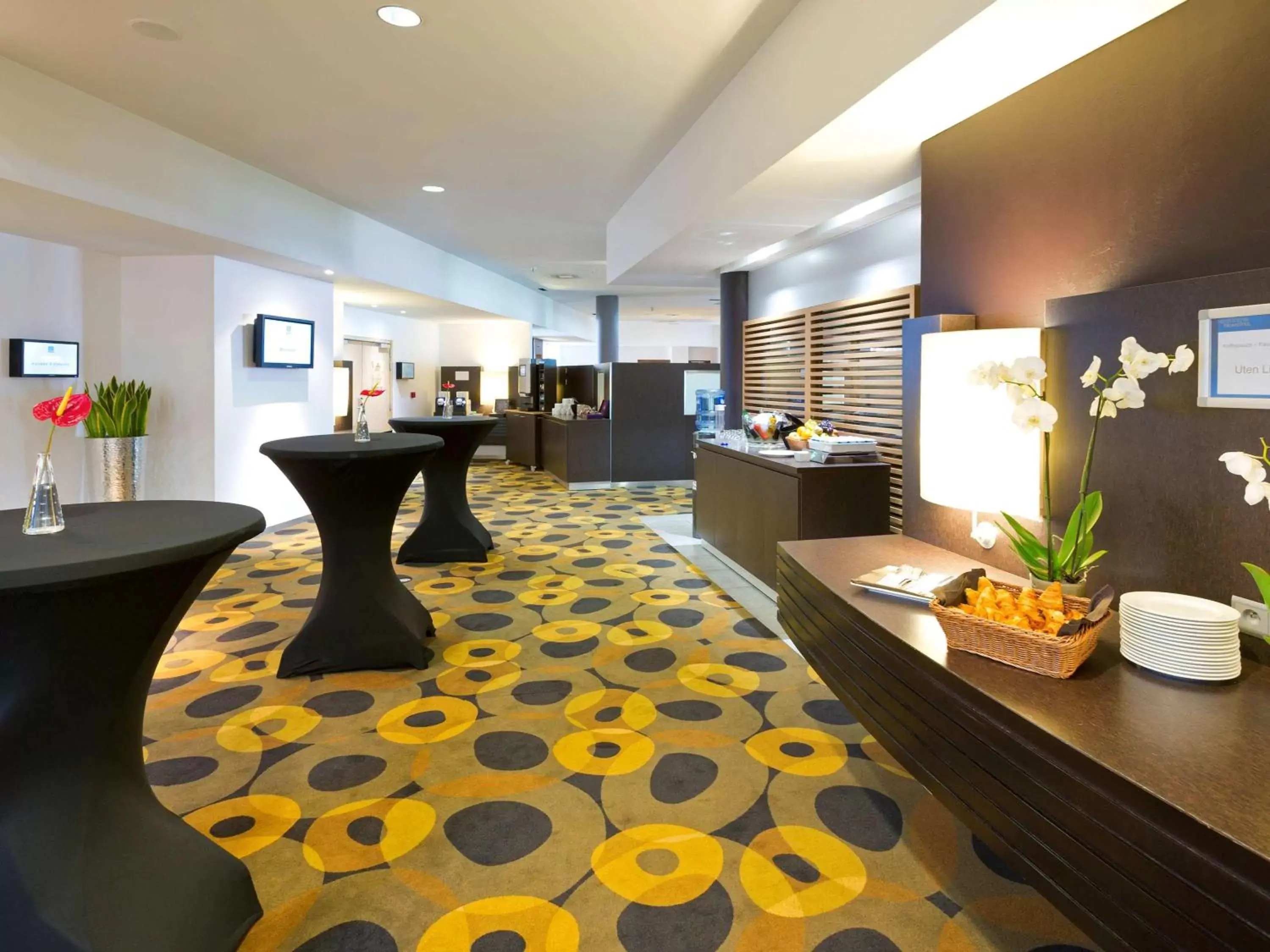 Property building, Lobby/Reception in Novotel Leuven Centrum