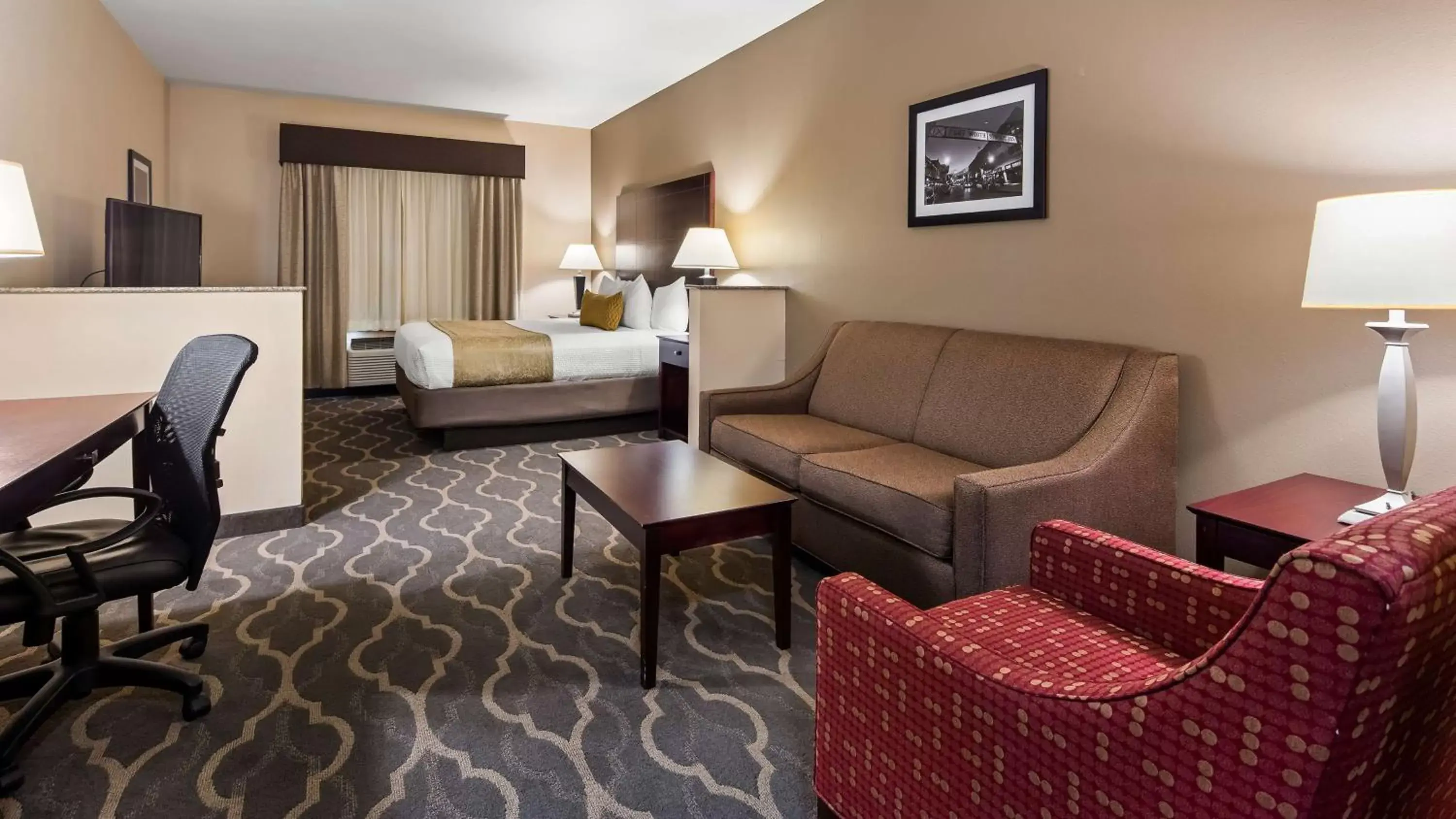 Photo of the whole room, Seating Area in Best Western Plus Burleson Inn & Suites