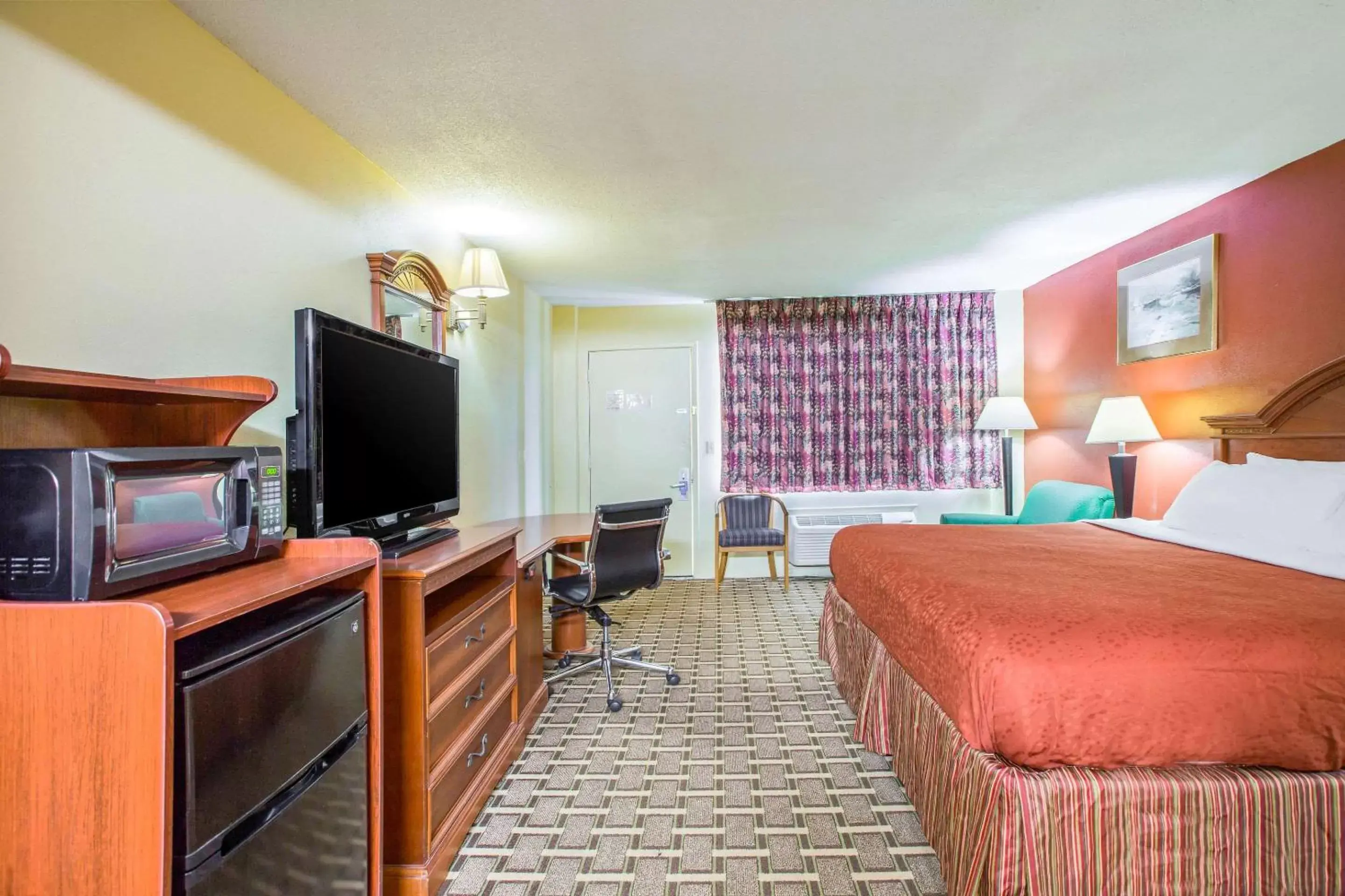 Photo of the whole room, TV/Entertainment Center in Rodeway Inn