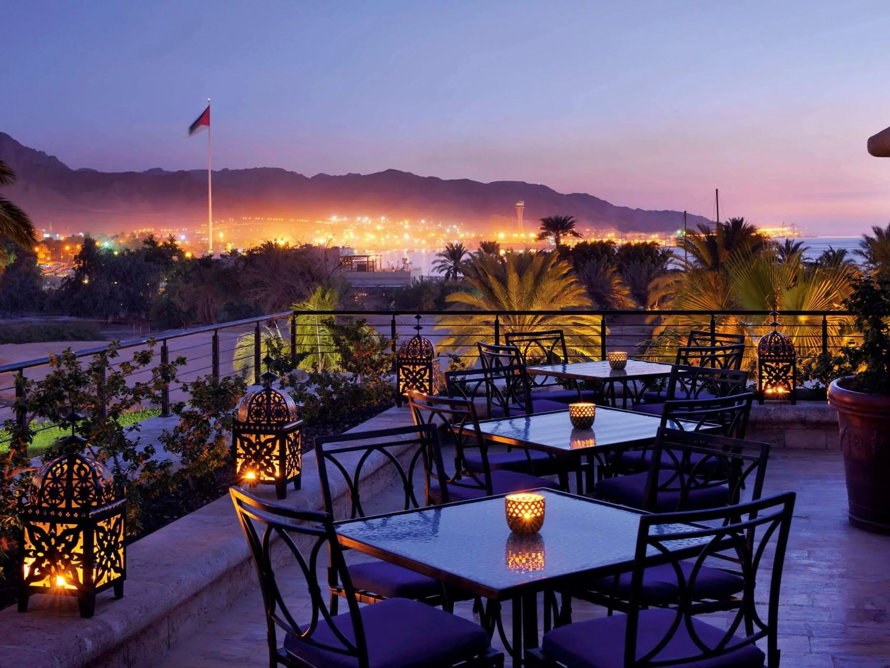 Lounge or bar in Mövenpick Resort & Residences Aqaba Lounge or bar in Mövenpick Resort & Residences Aqaba