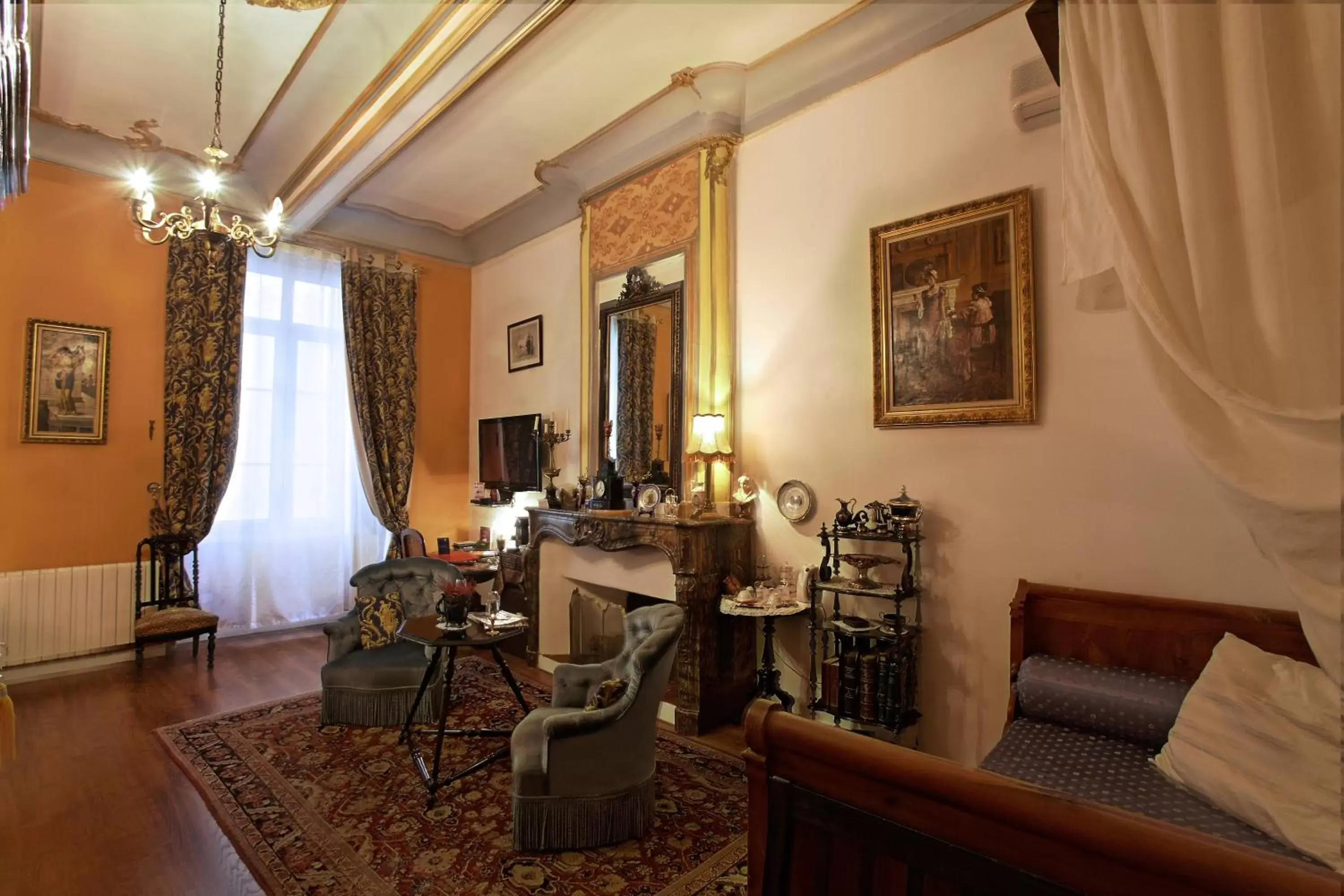 Bed, Seating Area in Hôtel Renaissance