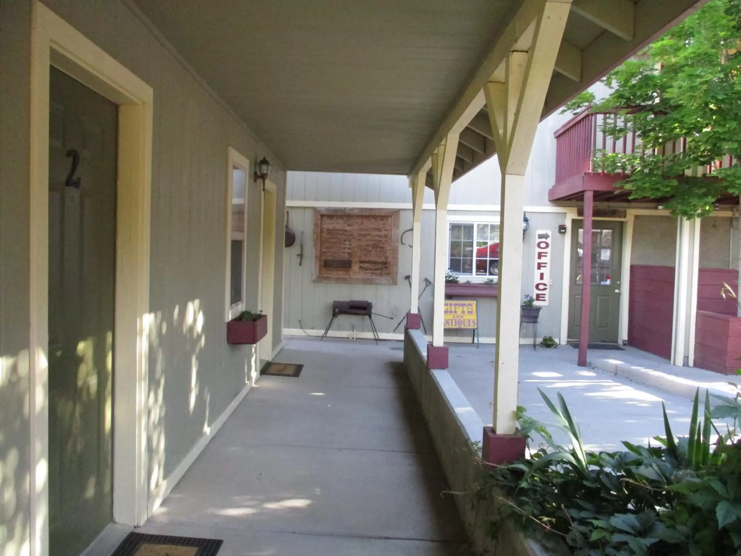 Facade/entrance in Virginia City Inn