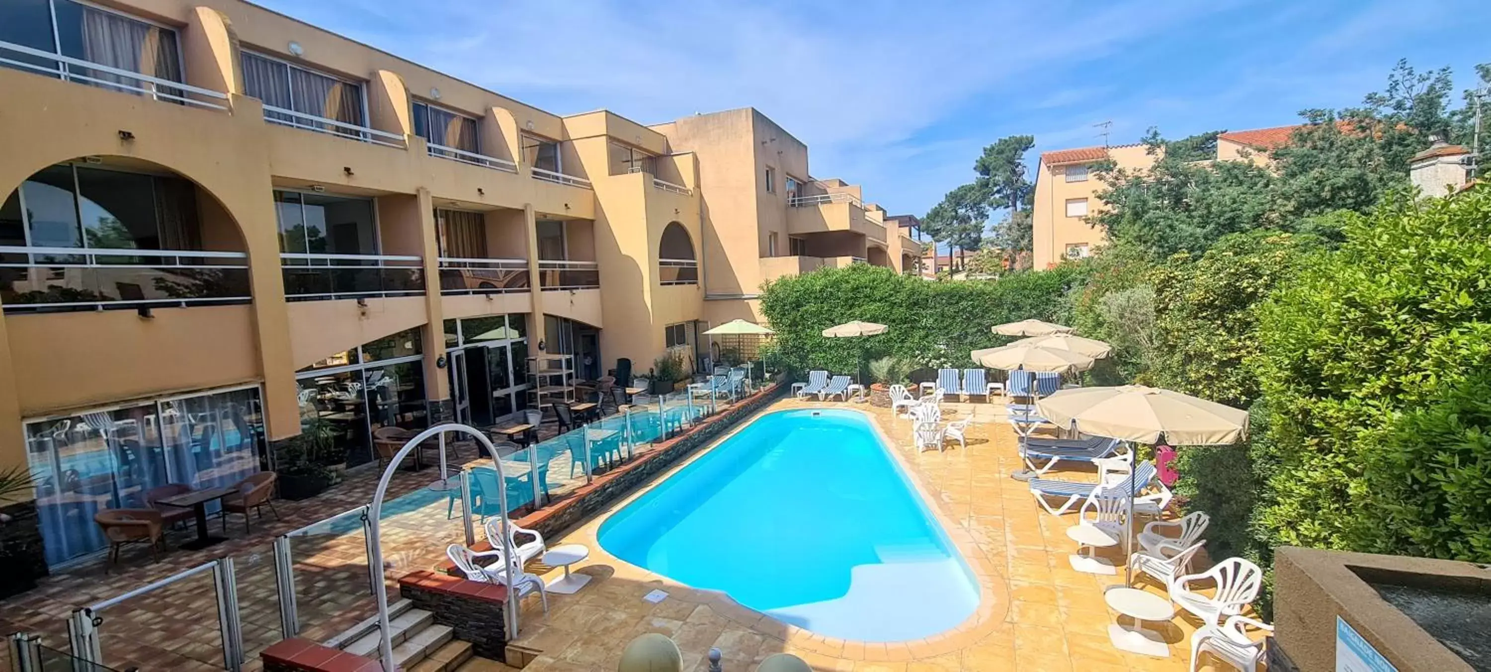 Property building, Swimming Pool in Hôtel Le Maritime