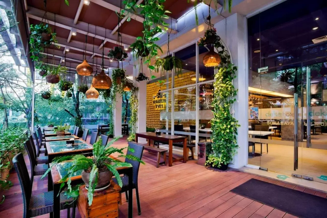 Restaurant/Places to Eat in Deka Hotel Surabaya HR Muhammad