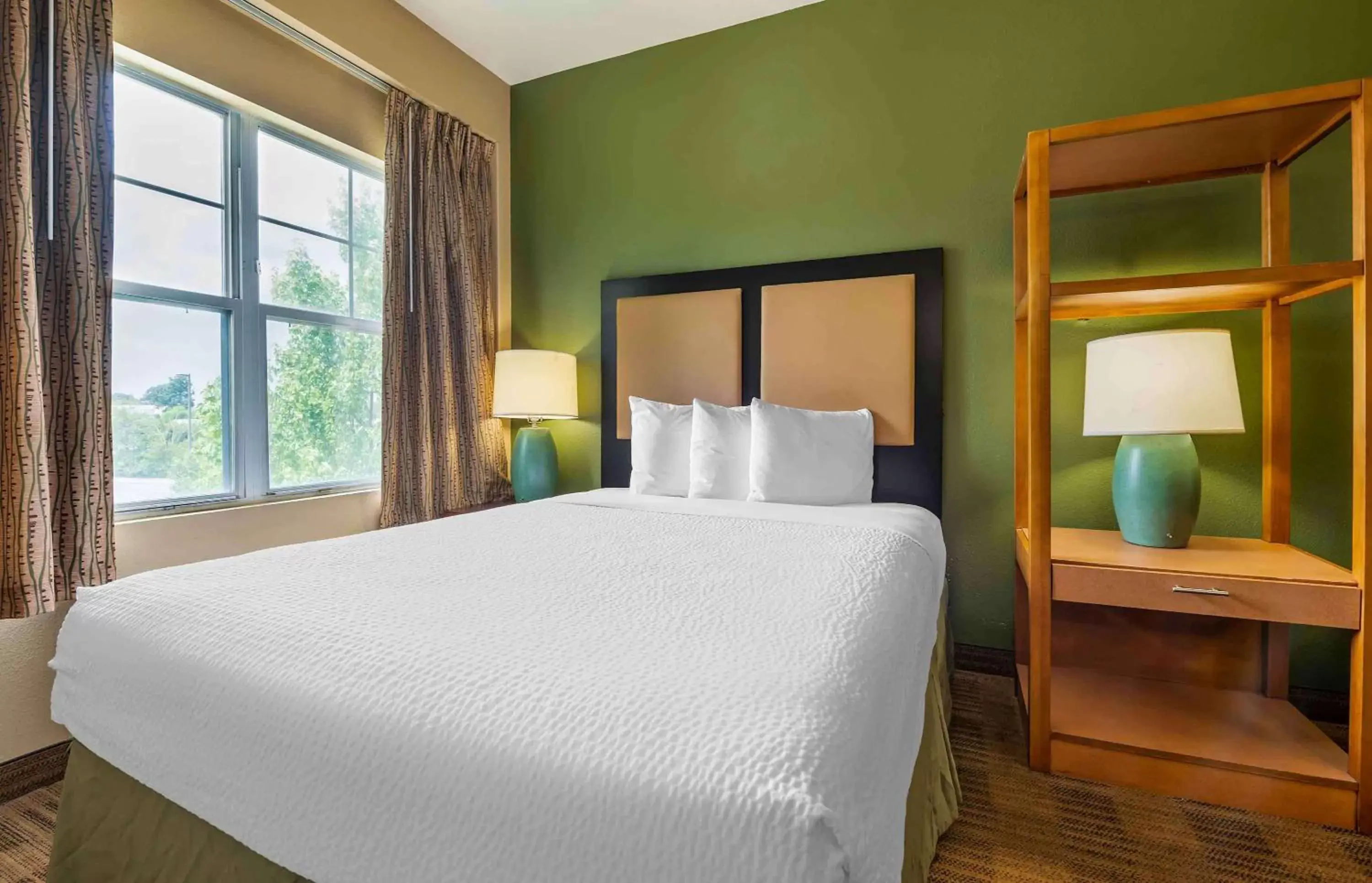 Bedroom, Bed in Extended Stay America Suites - Indianapolis - Airport - W Southern Ave