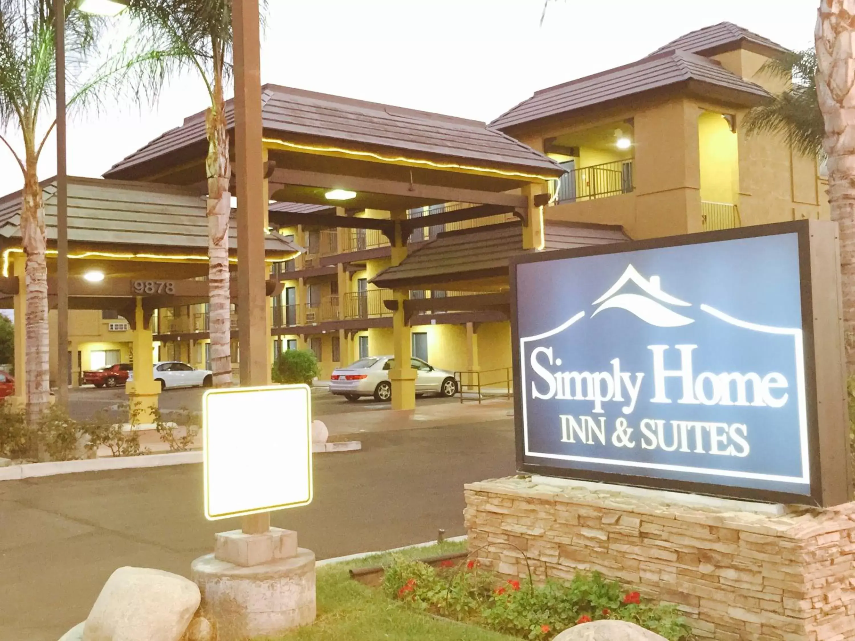 Property building in Simply Home Inn & Suites - Riverside Property building in Simply Home Inn & Suites - Riverside