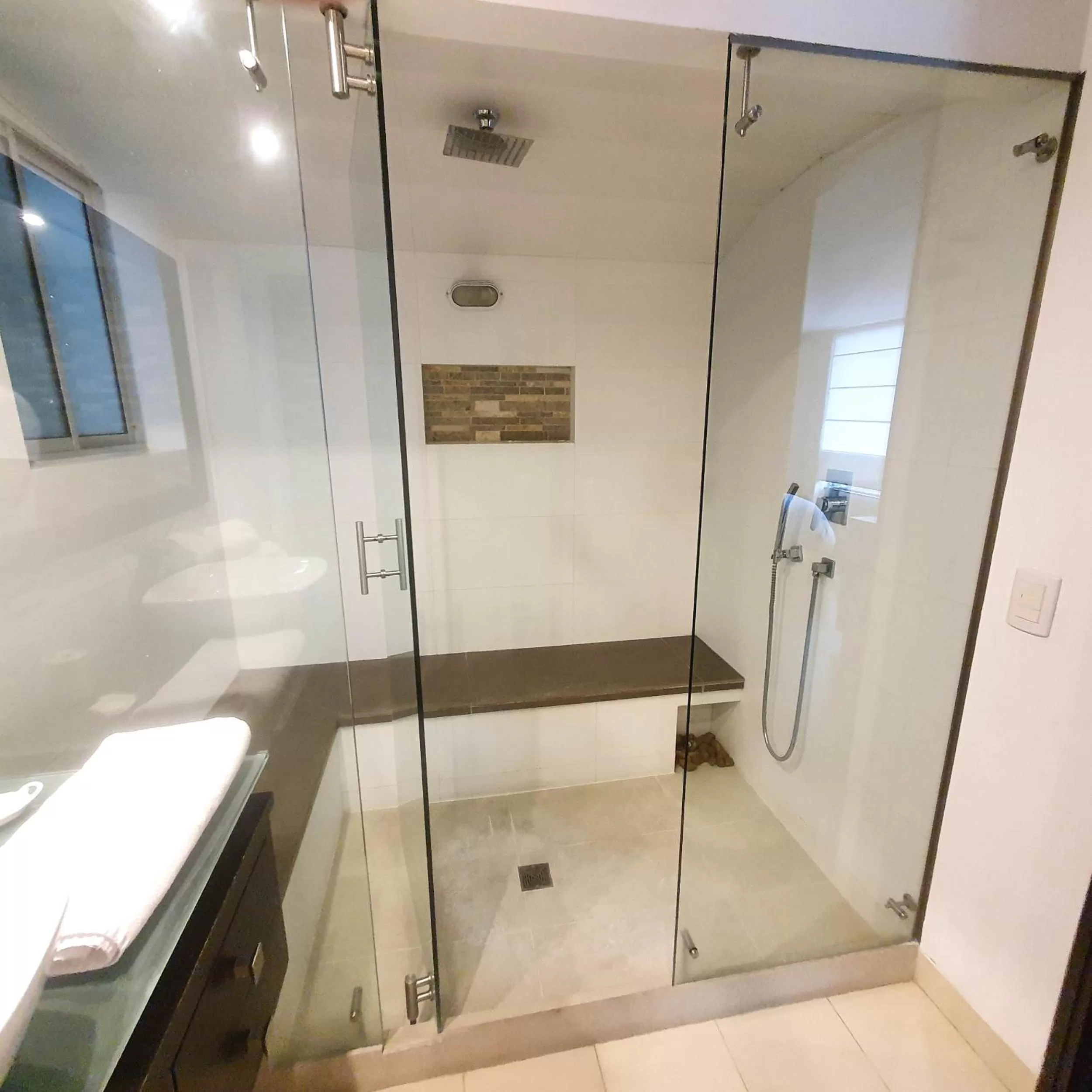 Steam room in Apartamentos Poblado Alejandría by HOUSY HOST