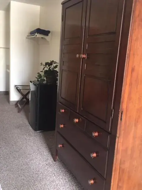 Queen Room in Dinner Bell Motel Queen Room in Dinner Bell Motel