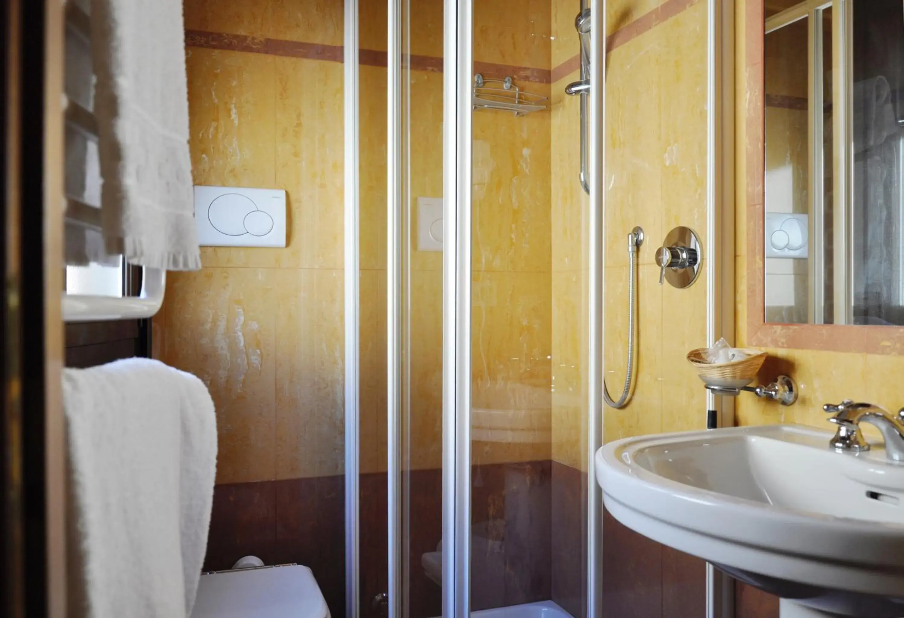 Bathroom in Hotel San Guido