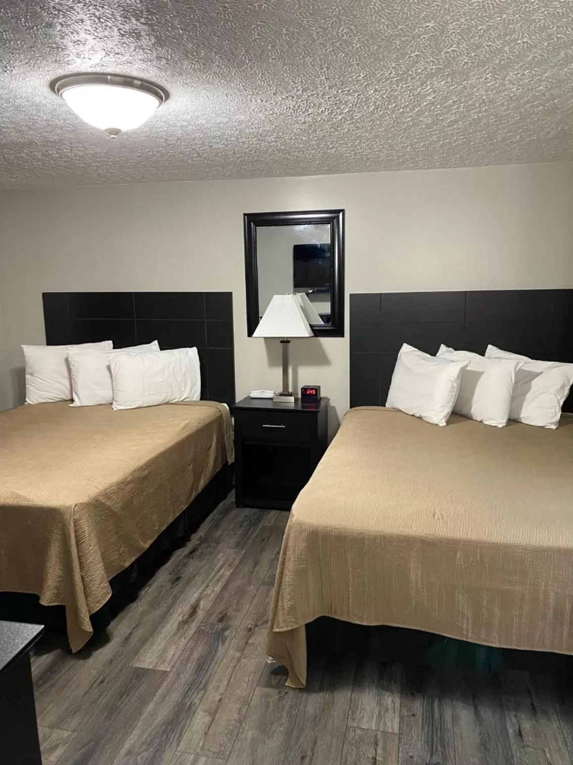 Bed in The New Lantern Motel