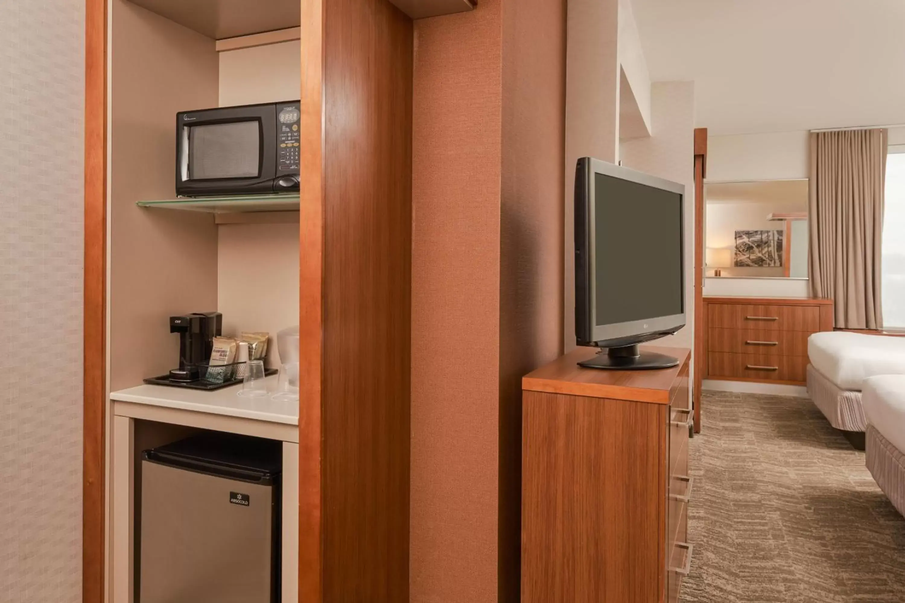 Photo of the whole room, TV/Entertainment Center in SpringHill Suites by Marriott Philadelphia Airport / Ridley Park