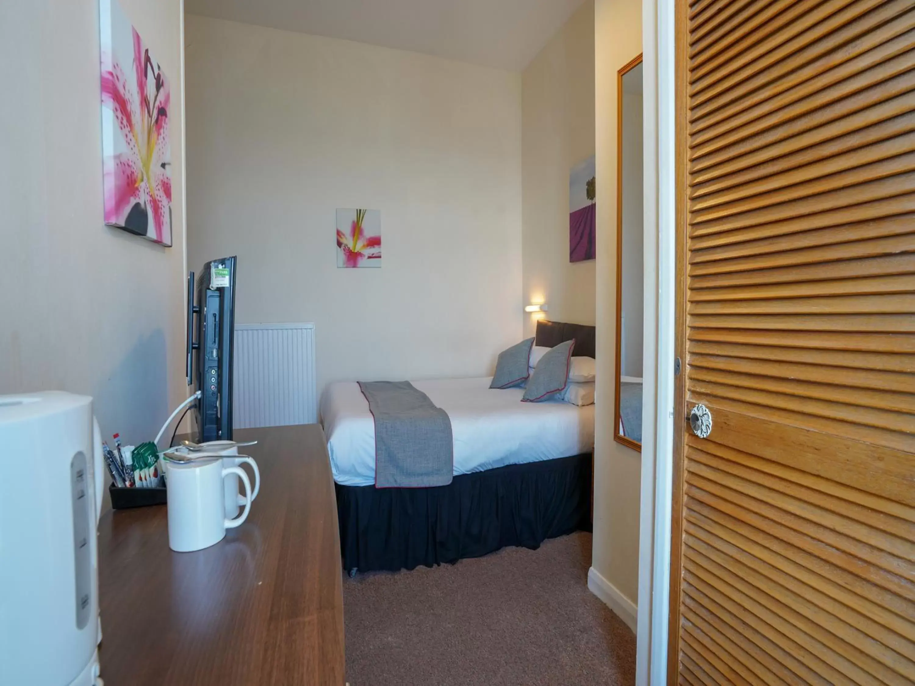 Bedroom, Bed in OYO Shanklin Beach Hotel