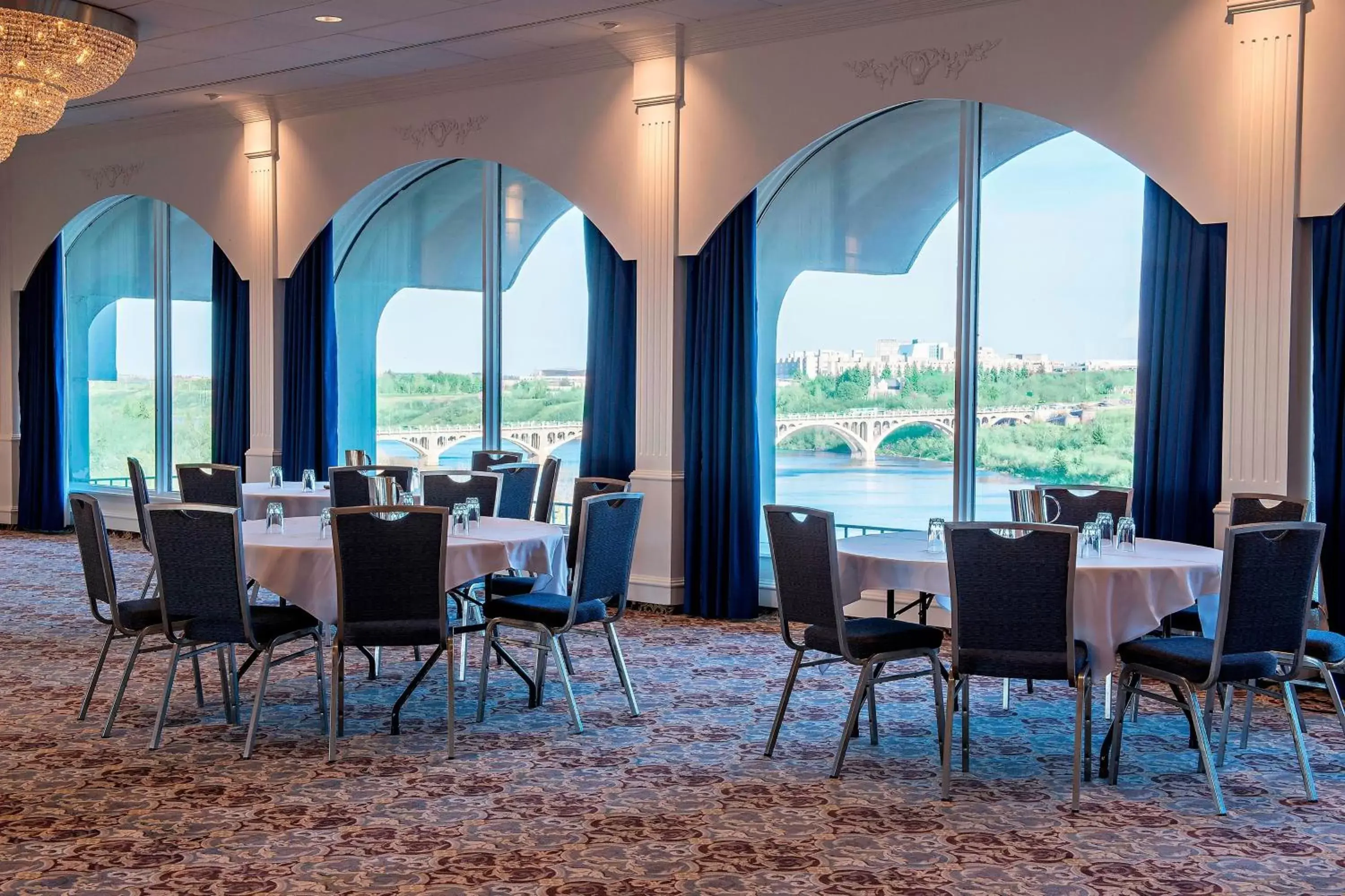 Meeting/conference room, Restaurant/Places to Eat in Sheraton Cavalier Saskatoon Hotel