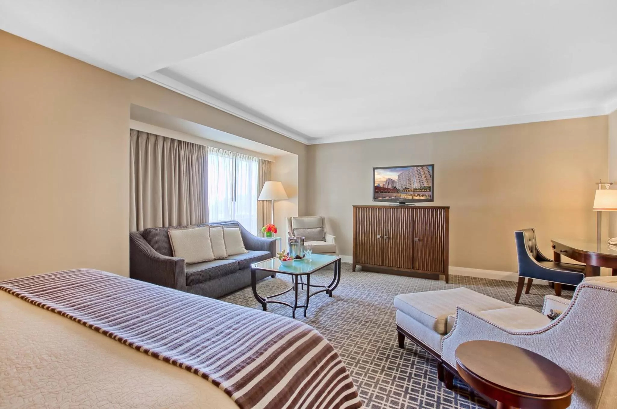 Photo of the whole room, Bed in Omni Los Angeles Hotel