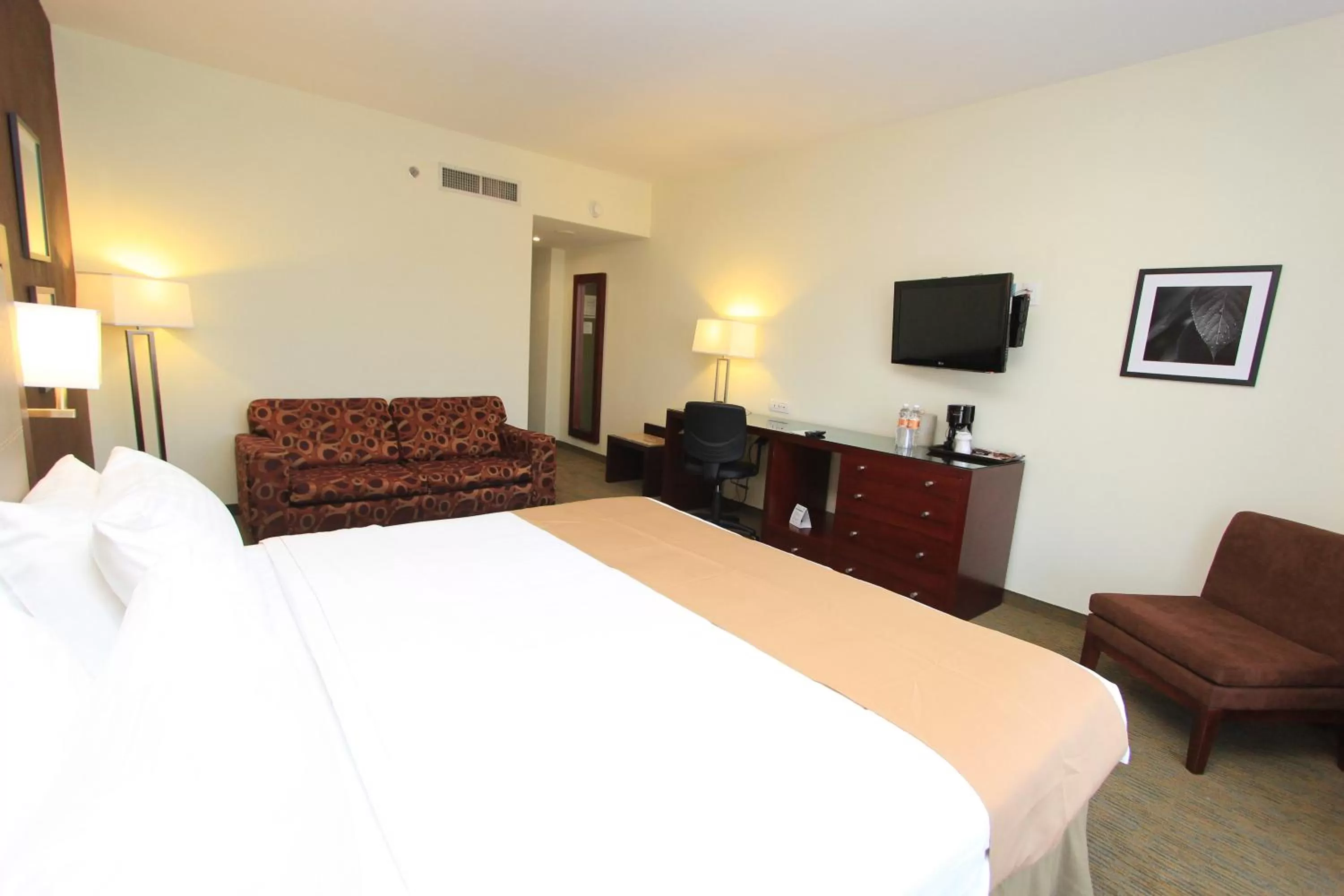 Photo of the whole room, Bed in Holiday Inn Leon by IHG