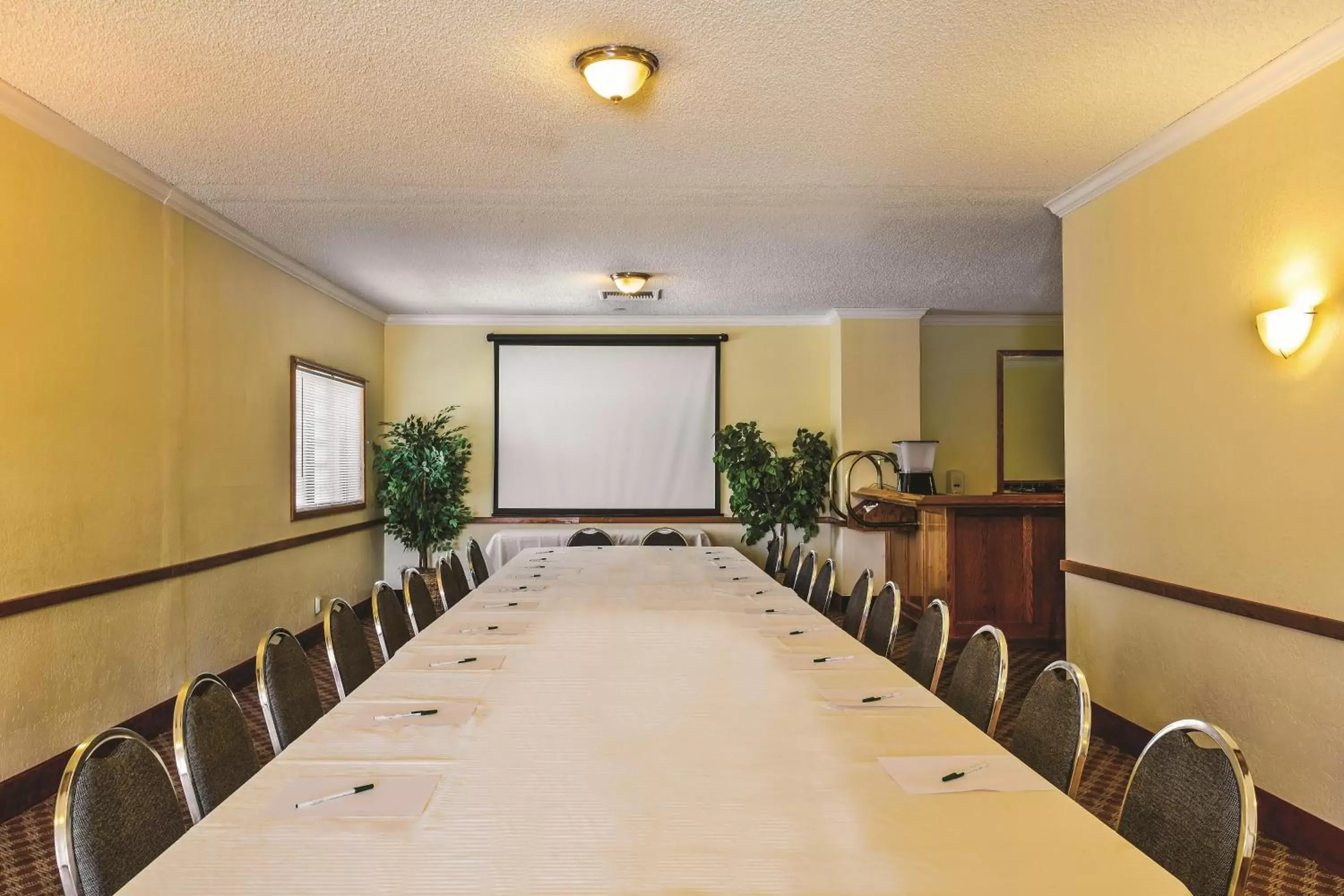 Meeting/conference room in Baymont by Wyndham Tehachapi