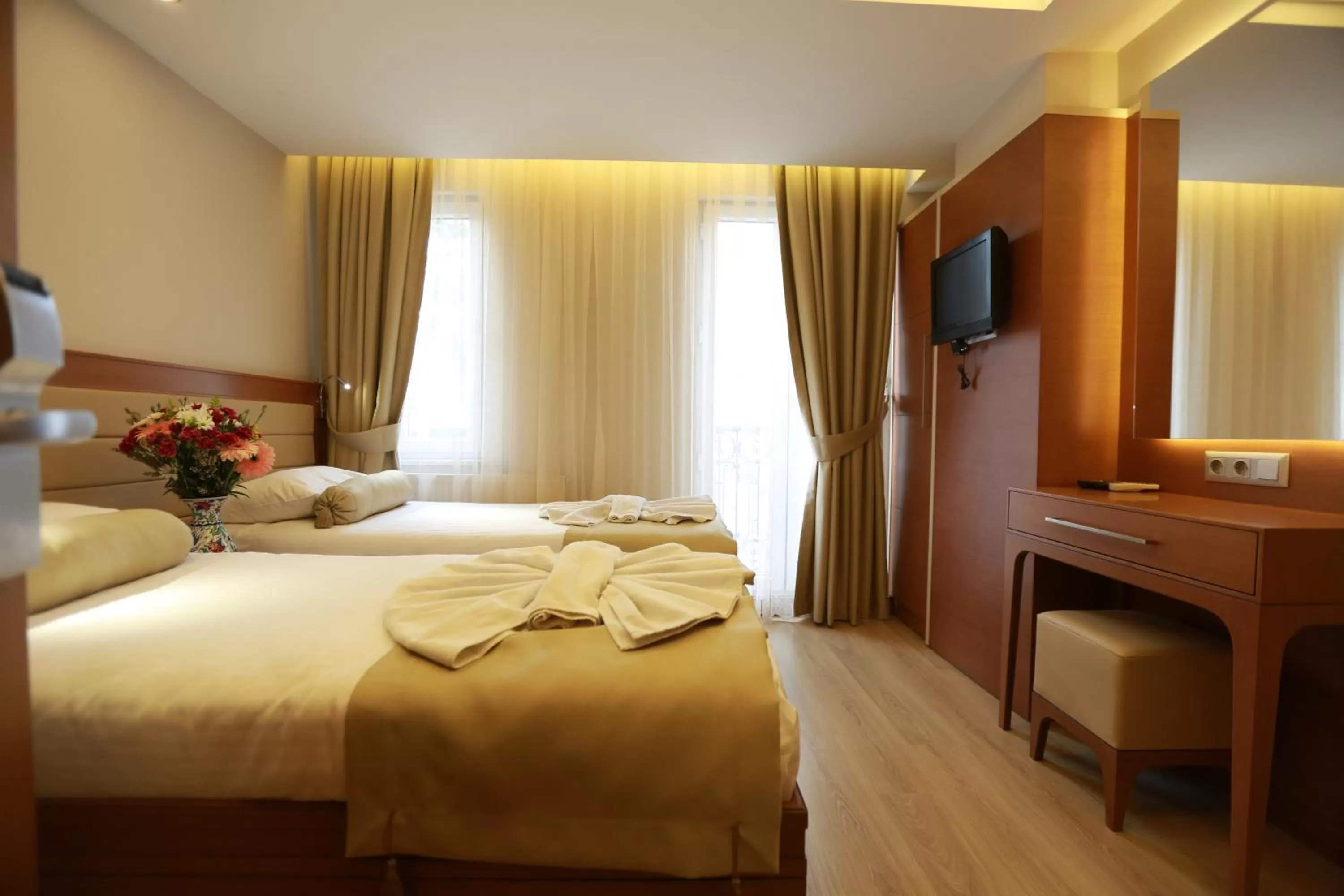 Photo of the whole room, Bed in Sirkeci Park Hotel