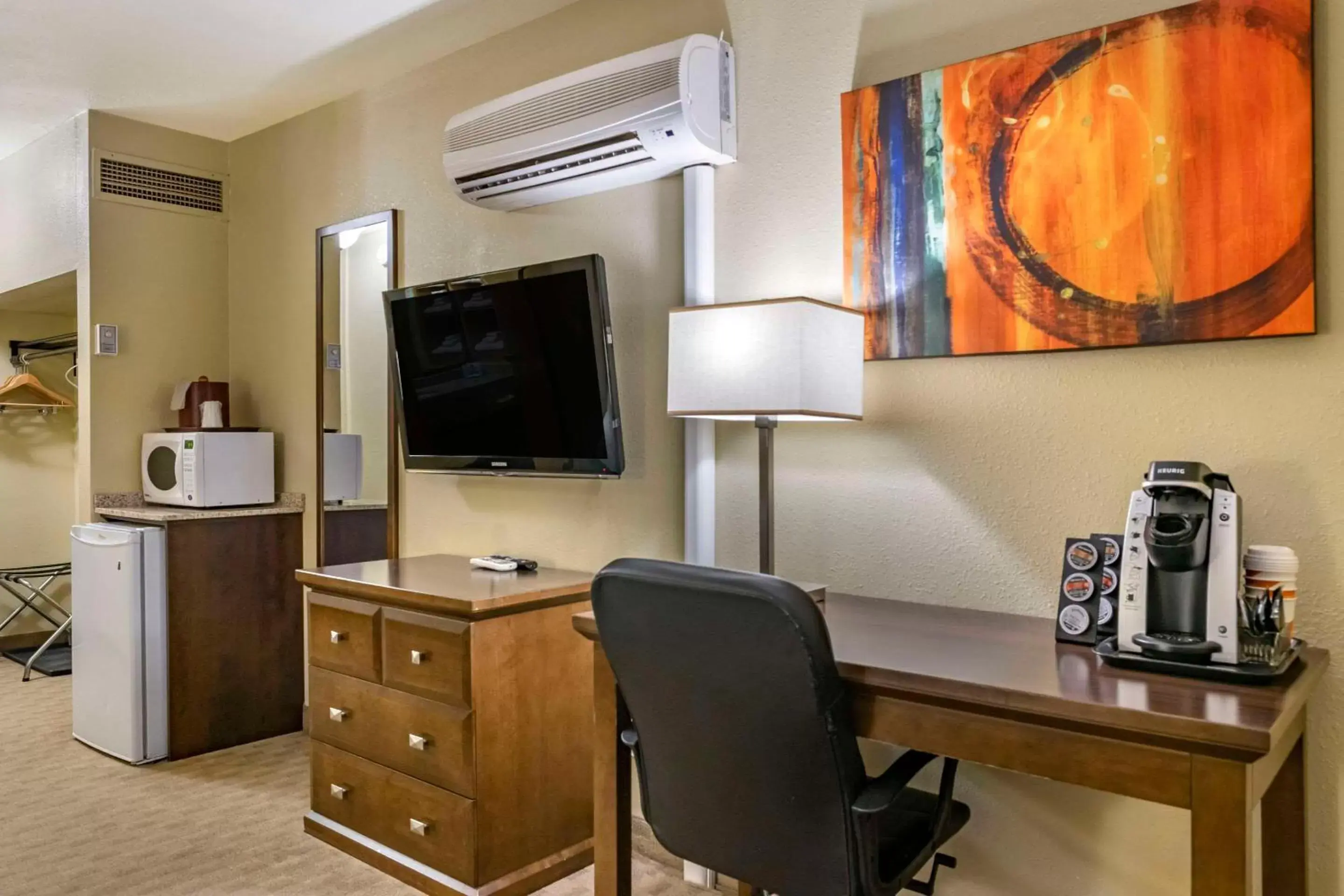 Bedroom, TV/Entertainment Center in Quality Inn Winkler