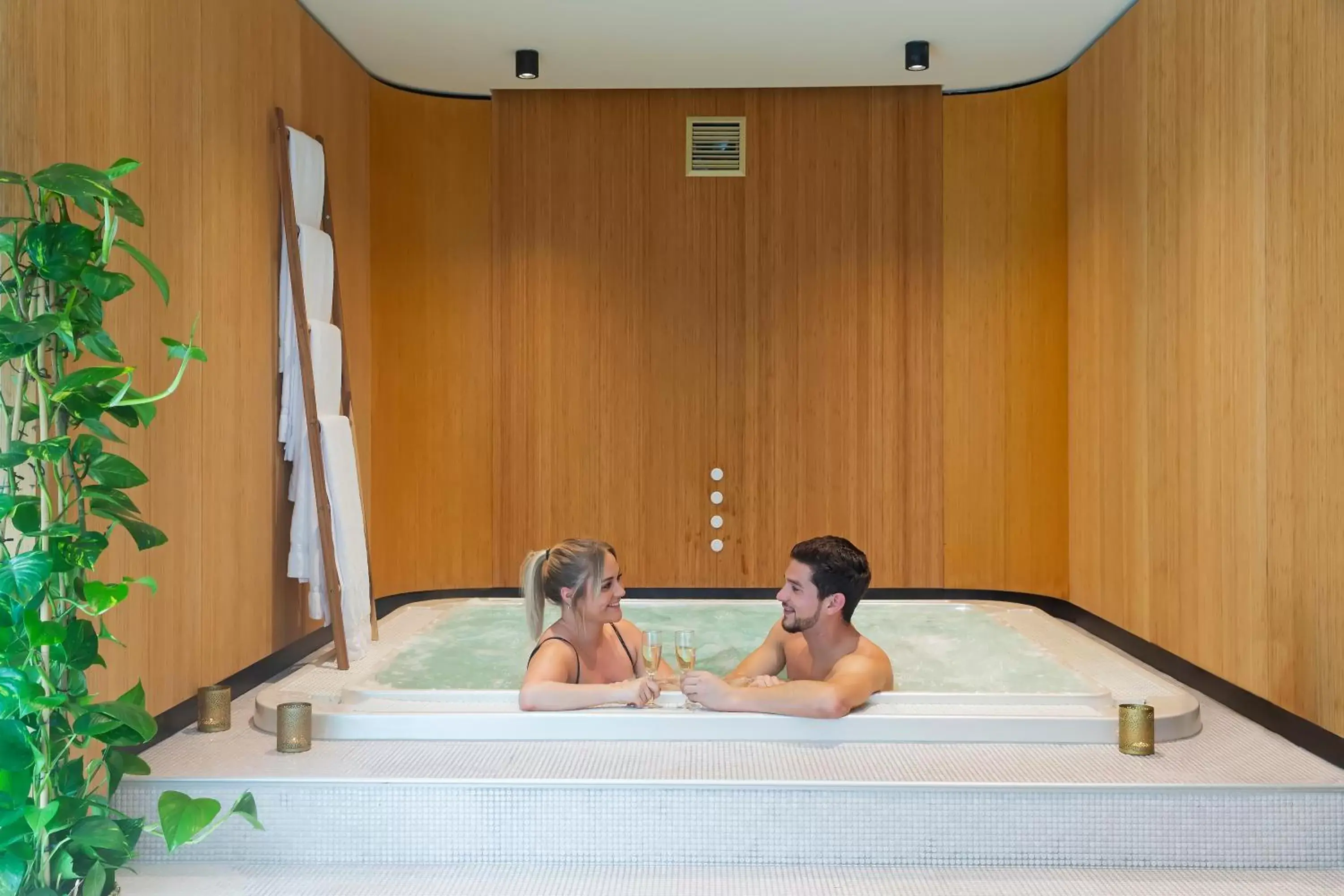 Hot Tub, Guests in Mercure Namur Hotel