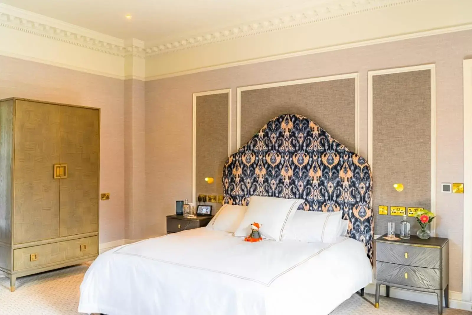 Photo of the whole room, Bed in Lansdowne Kenmare