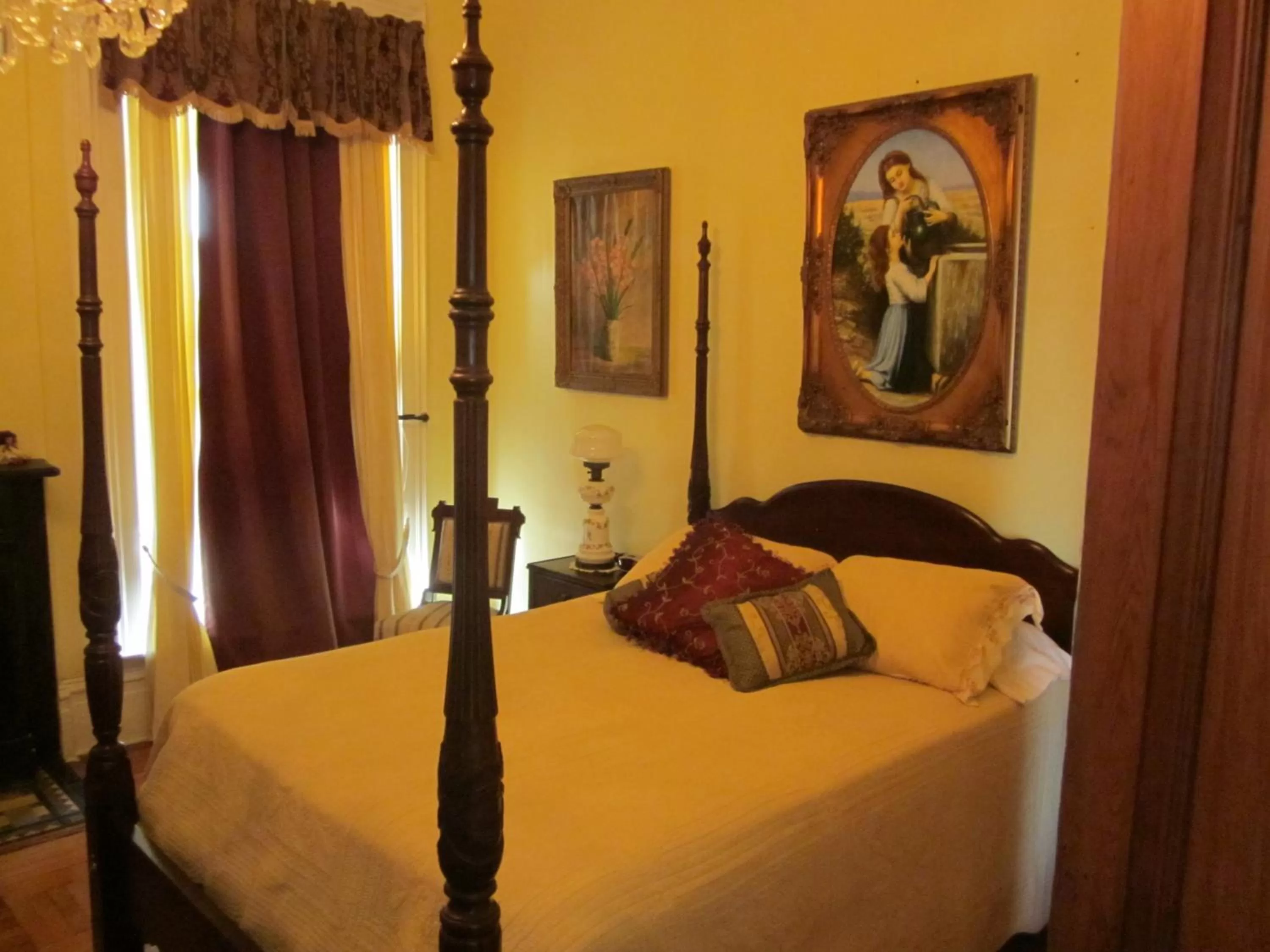 Bed in Baer House Inn